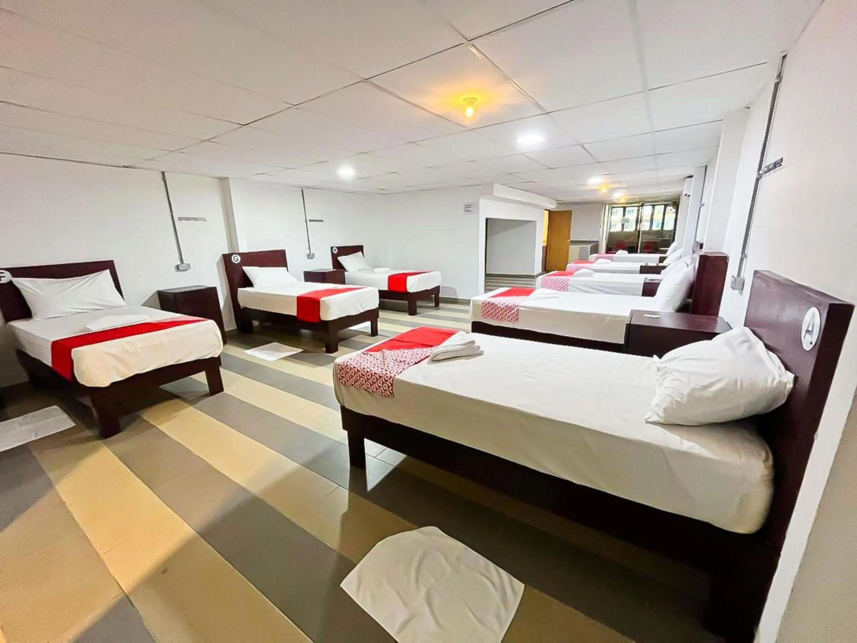 Photo of the whole room, Bed in Super OYO 90572 J Hotel Masjid India