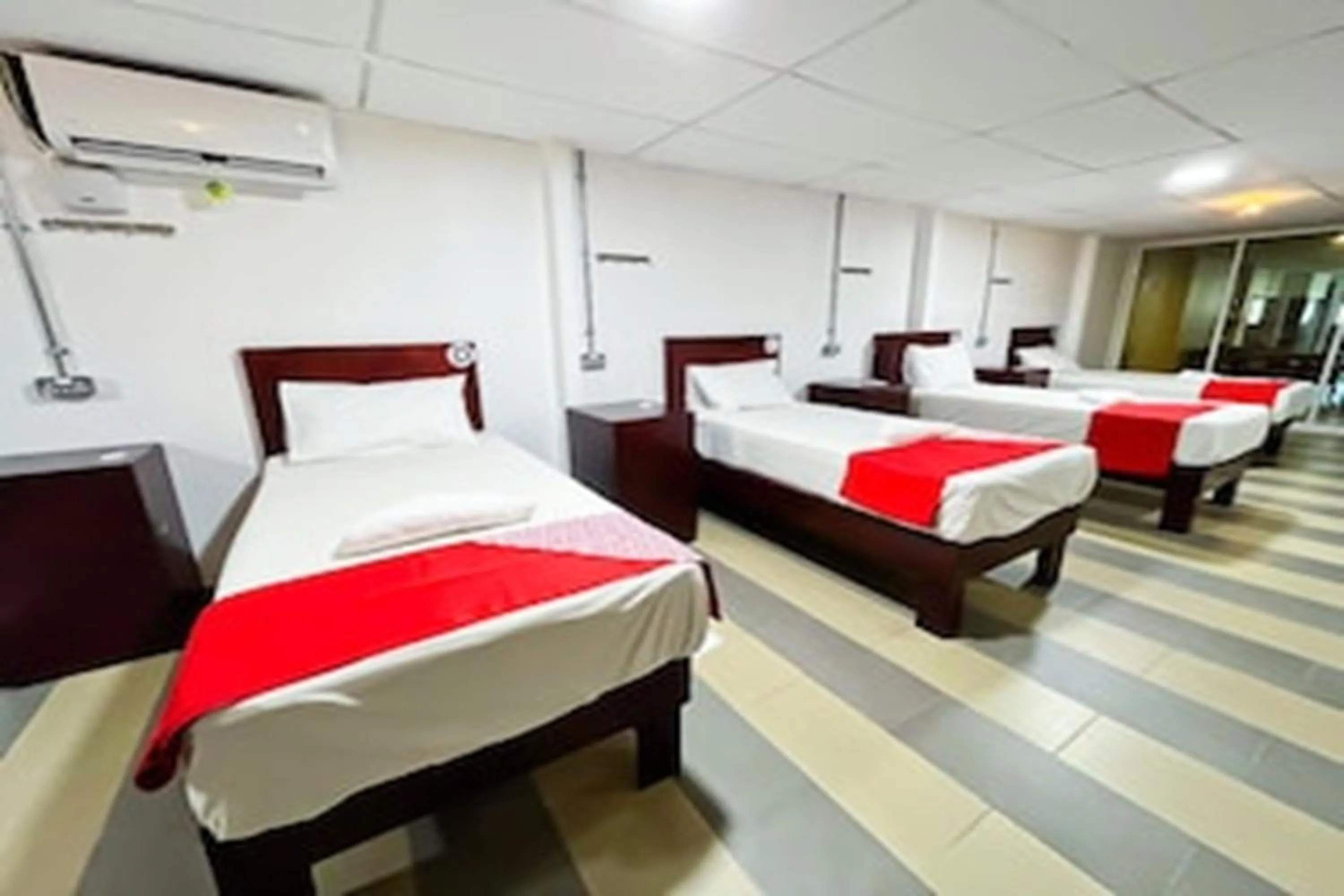 Photo of the whole room, Bed in Super OYO 90572 J Hotel Masjid India