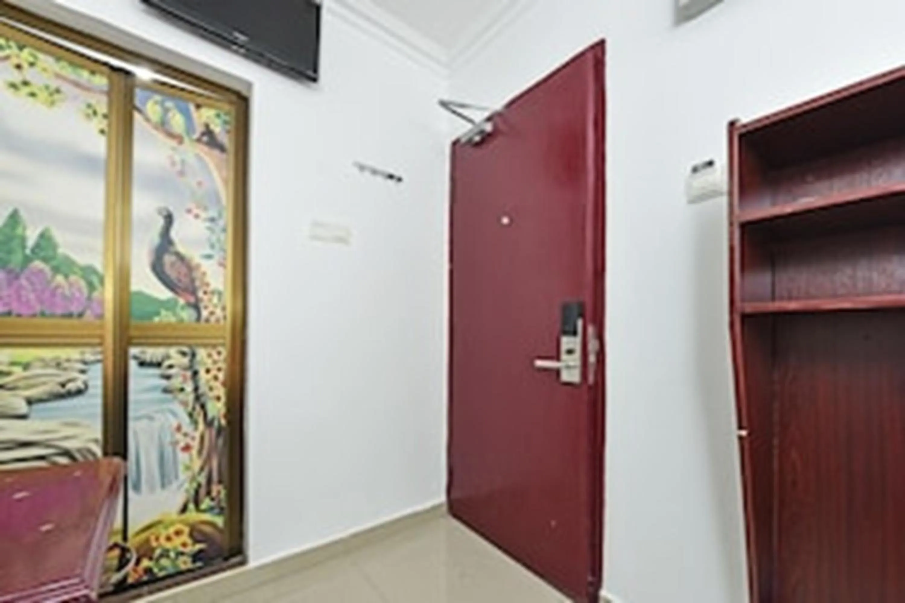 wardrobe in Super OYO 90572 J Hotel Masjid India