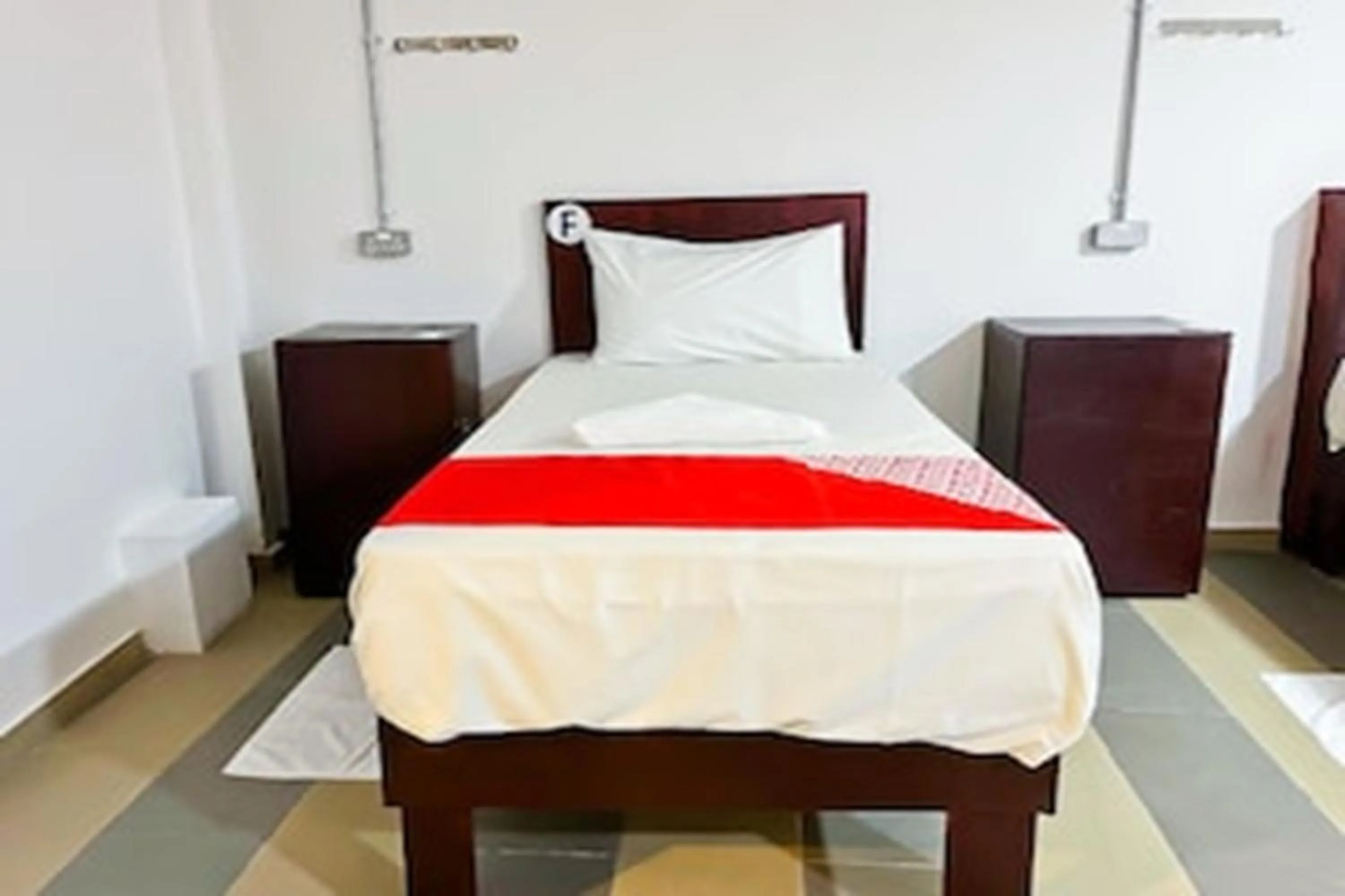 Photo of the whole room, Bed in Super OYO 90572 J Hotel Masjid India