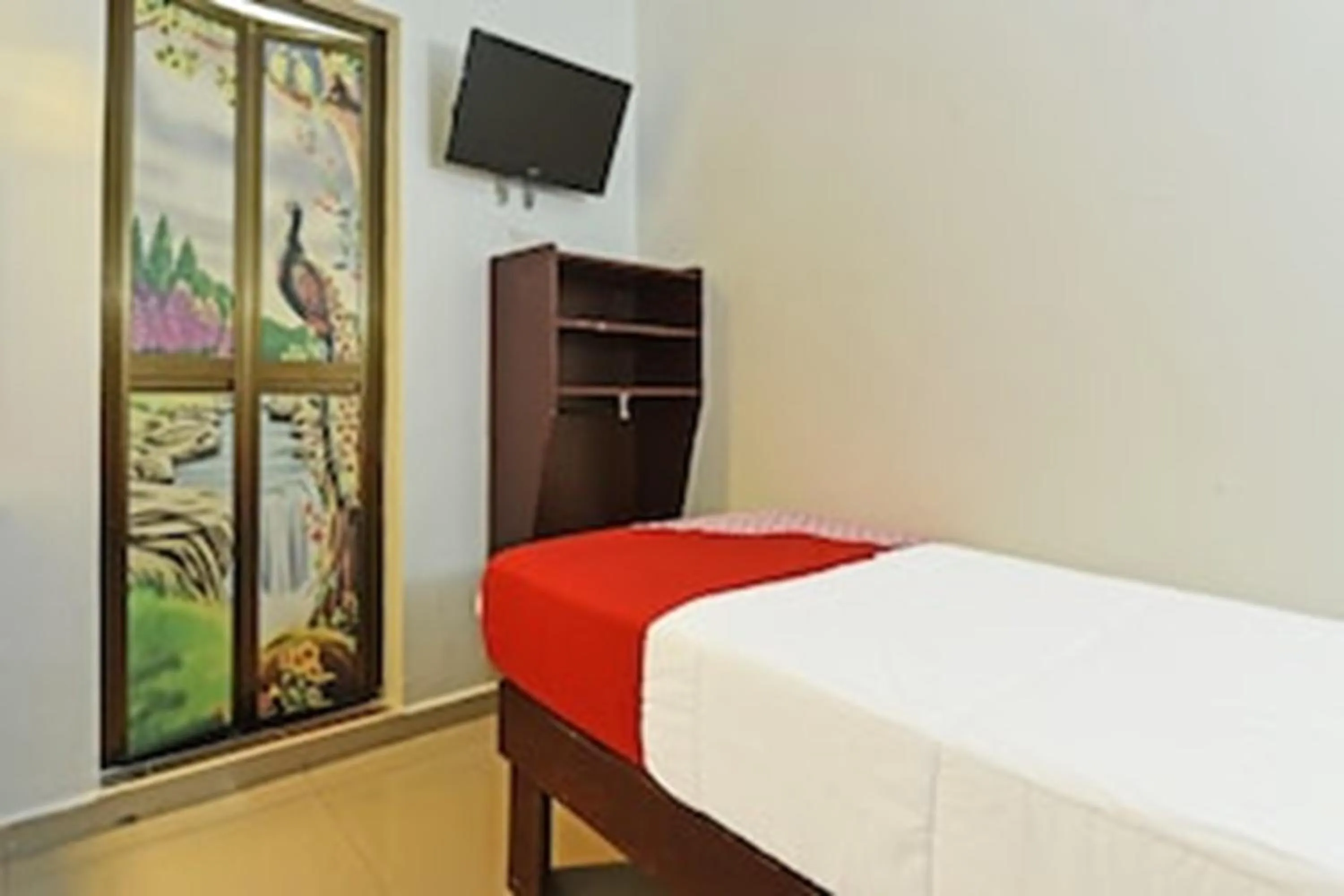 Photo of the whole room, Bed in Super OYO 90572 J Hotel Masjid India