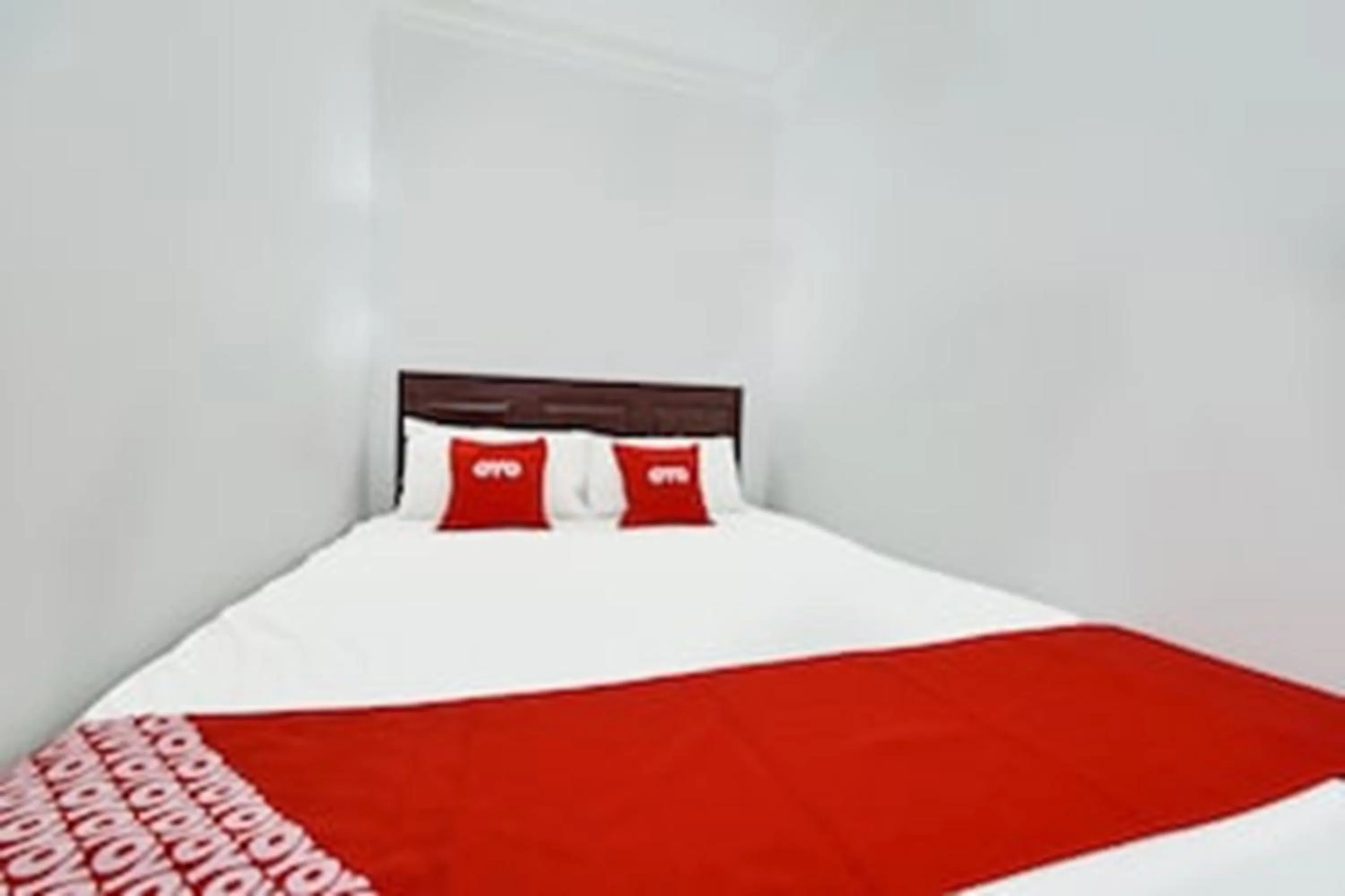 Photo of the whole room, Bed in Super OYO 90572 J Hotel Masjid India