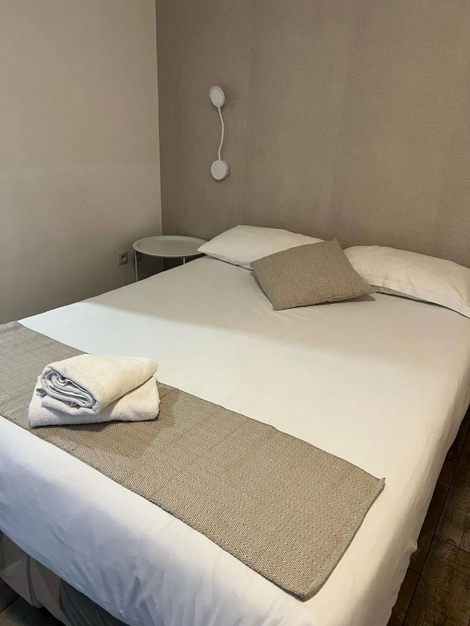 Bed in Le Montclair Montmartre by River