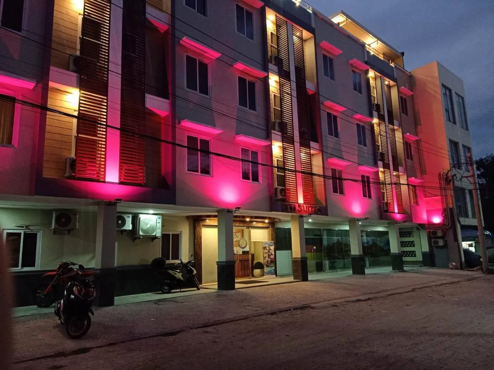 Night in ELTI SUITES By Bluebookers