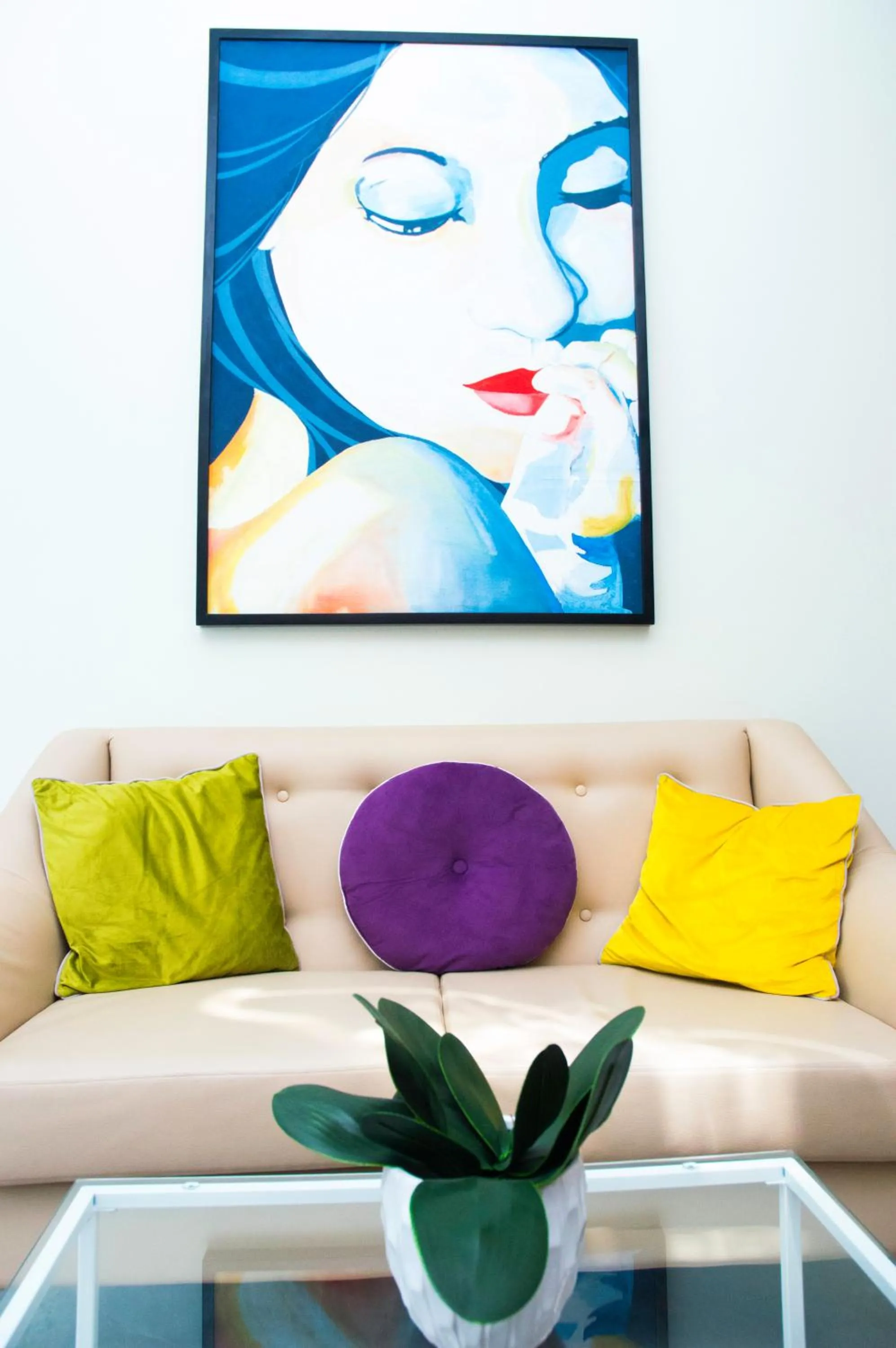 Living room in ELTI SUITES By Bluebookers