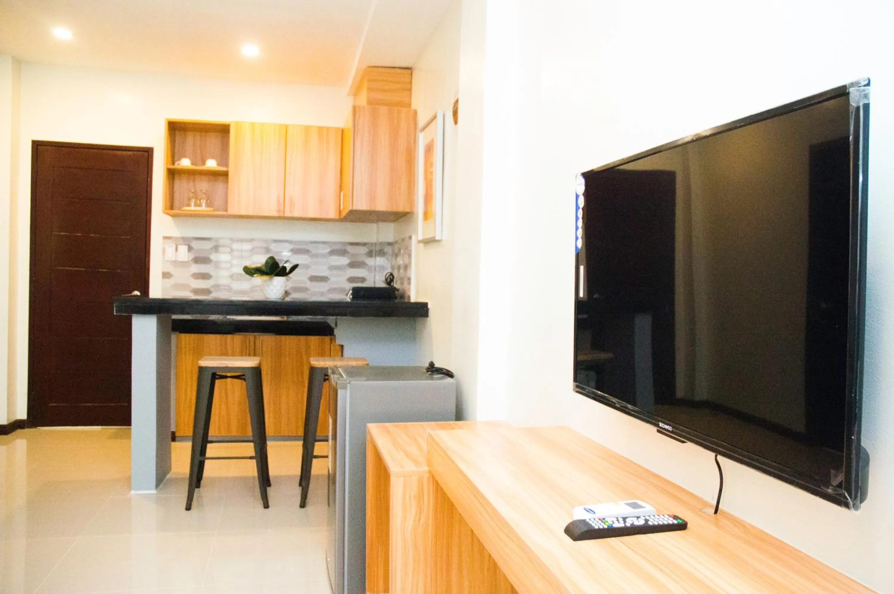 TV and multimedia in ELTI SUITES By Bluebookers