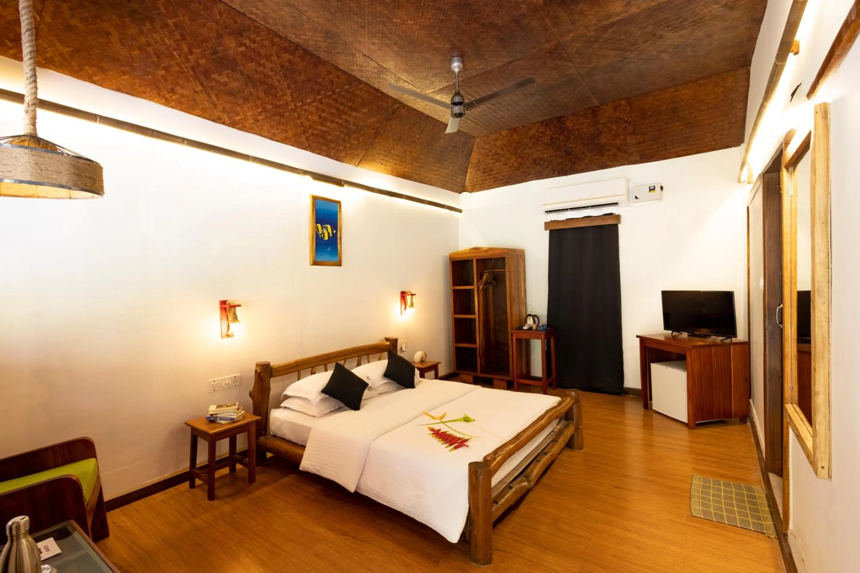 Bedroom, Bed in Wild Orchid