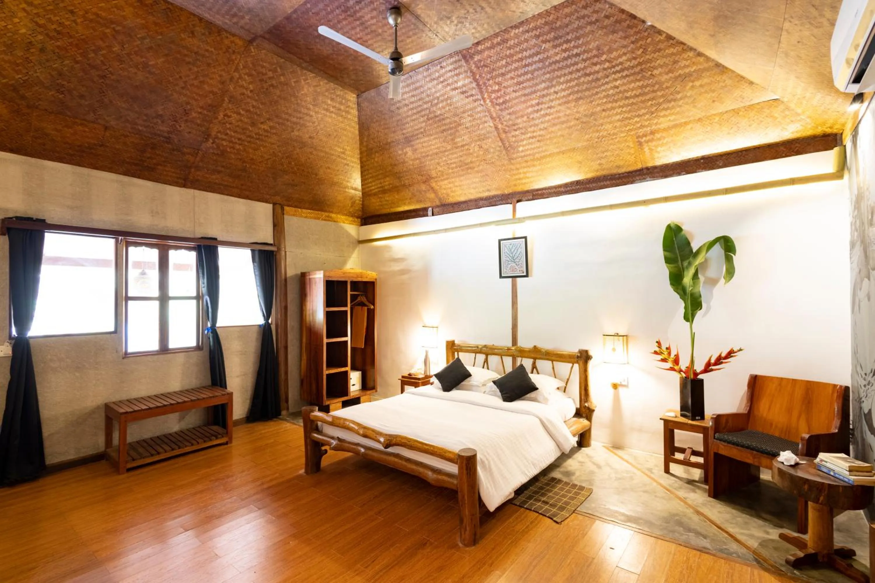 Bedroom, Bed in Wild Orchid