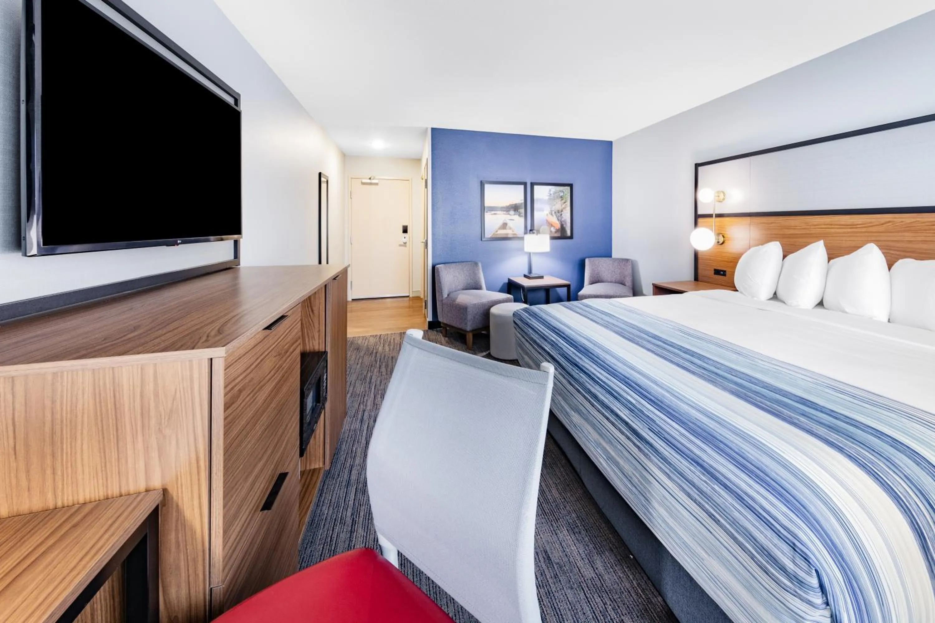 Seating area, Bed in AmericInn by Wyndham International Falls