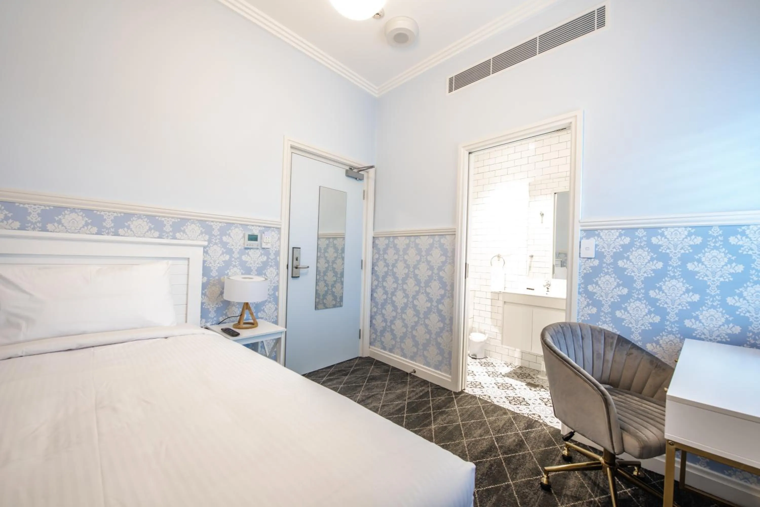 Bedroom, Bed in Bankstown Hotel