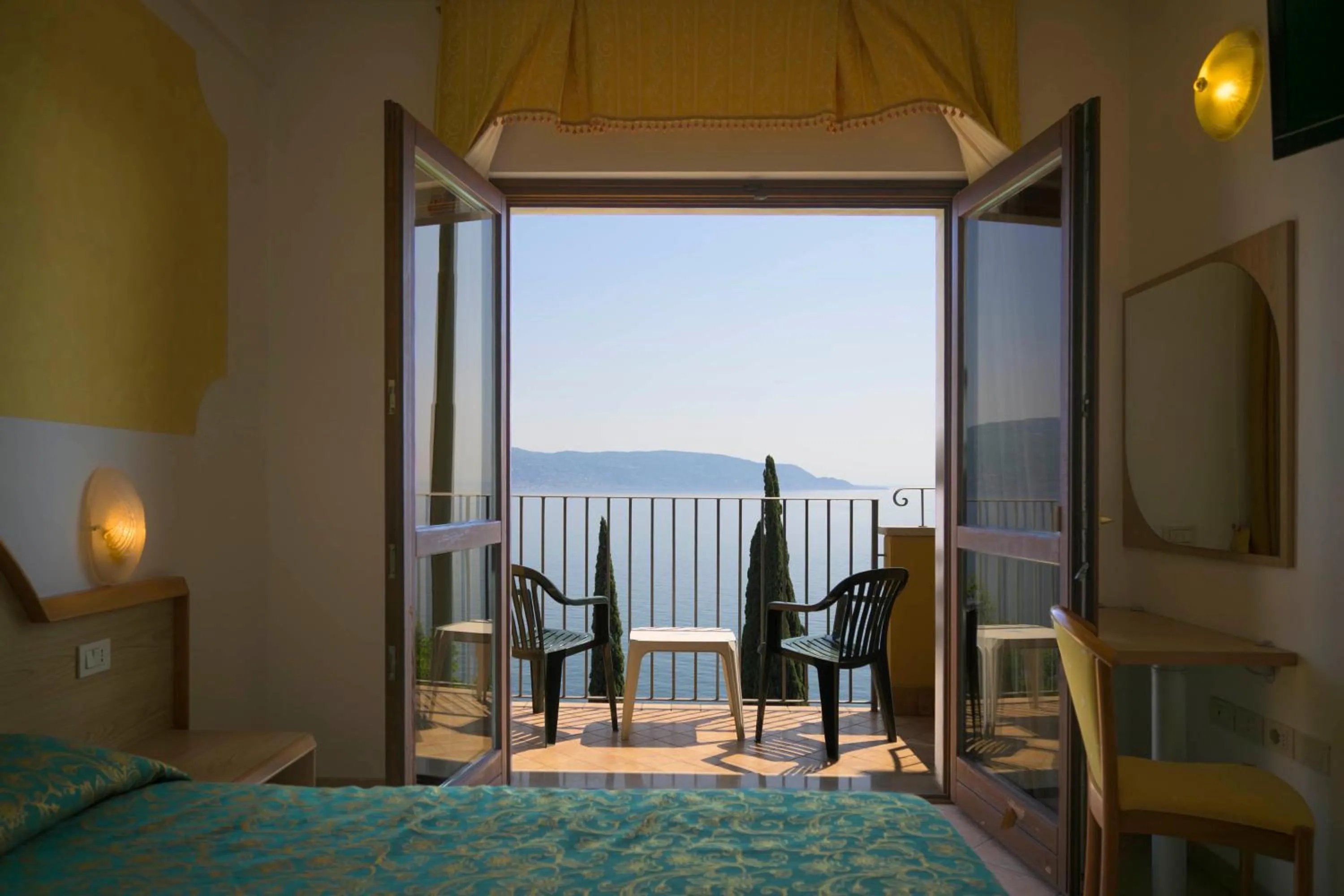 Lake view, Bed in All Inclusive Hotel Piccolo Paradiso
