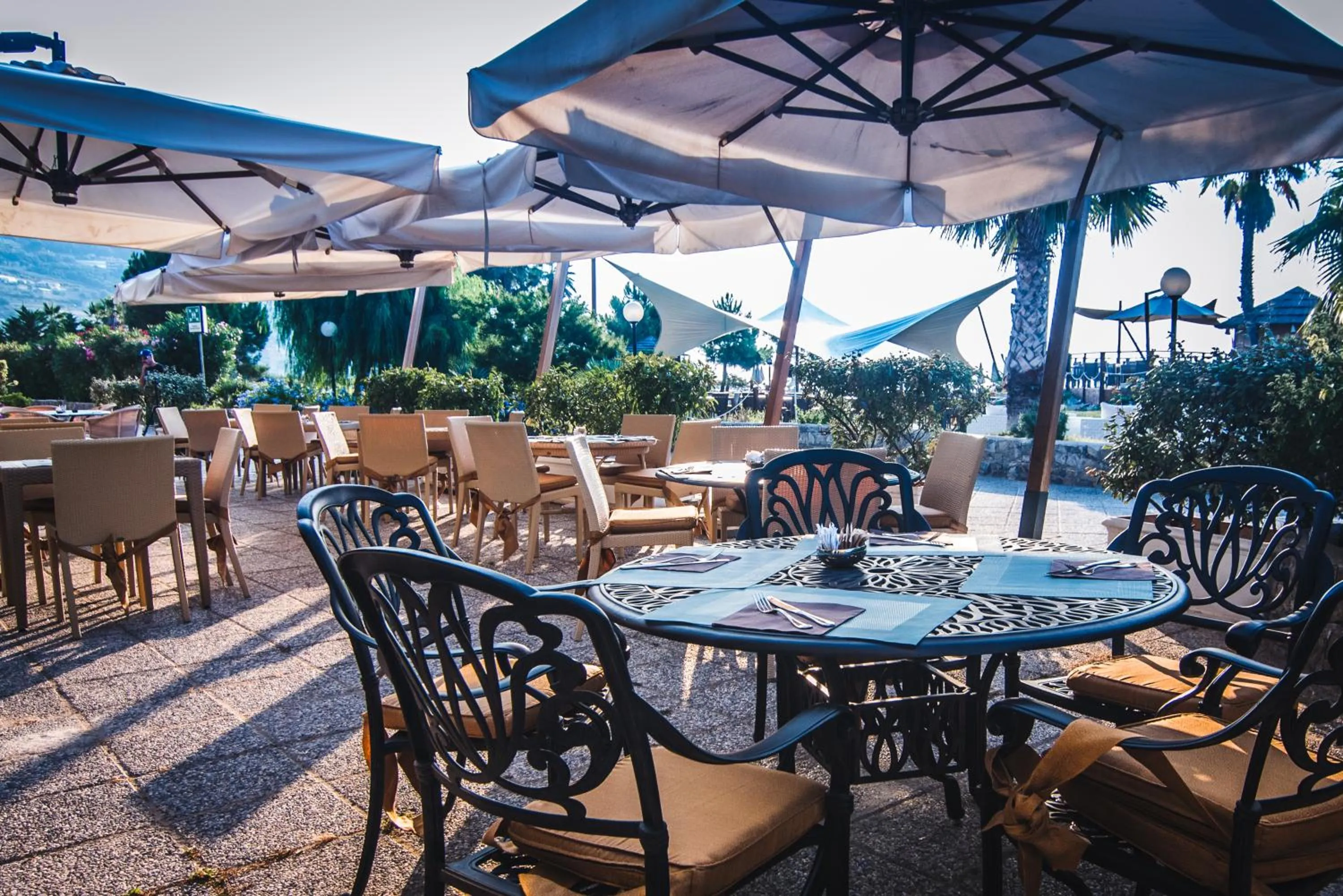 Restaurant/places to eat in Aregai Marina Hotel & Residence