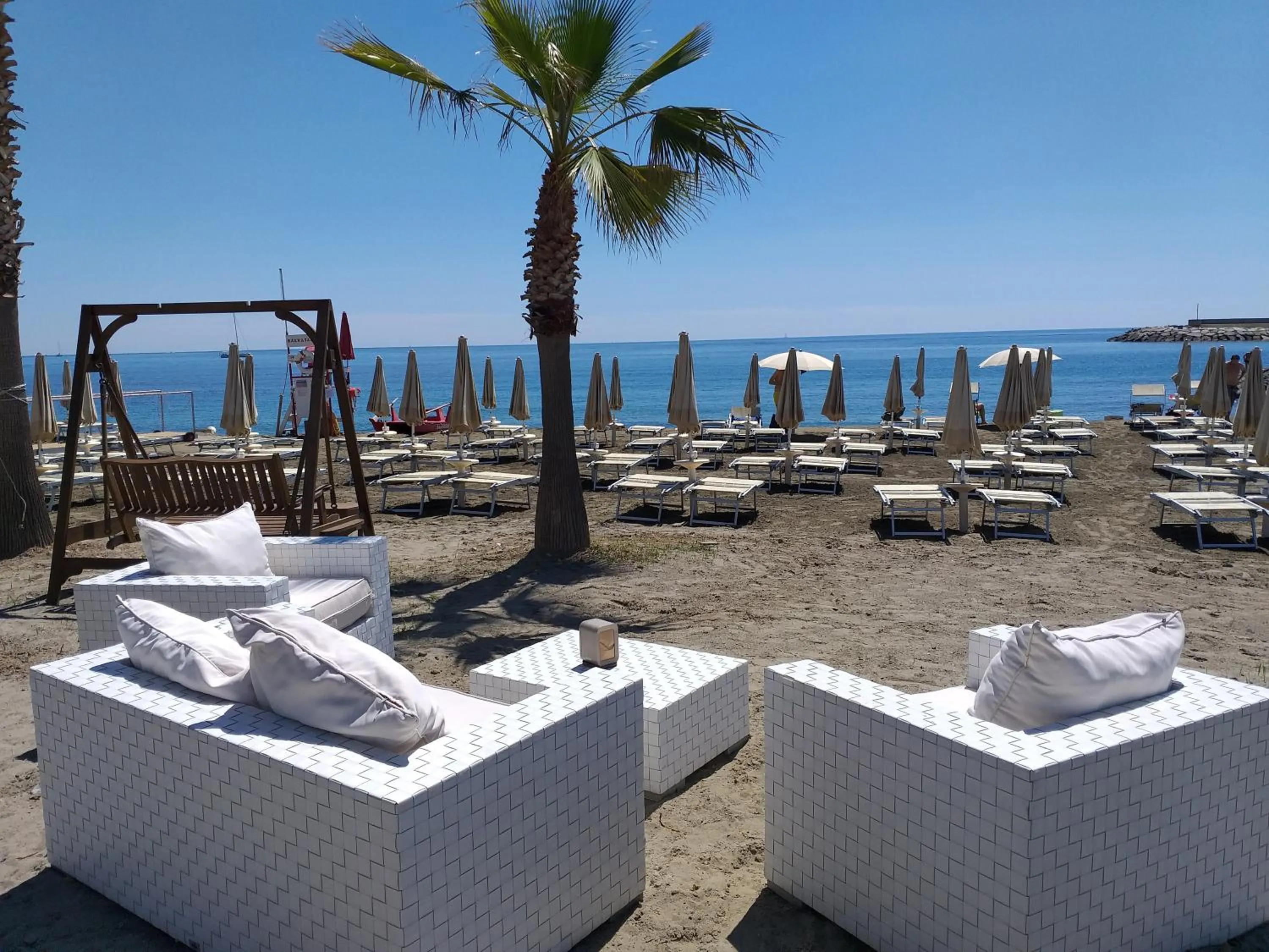 Restaurant/places to eat in Aregai Marina Hotel & Residence