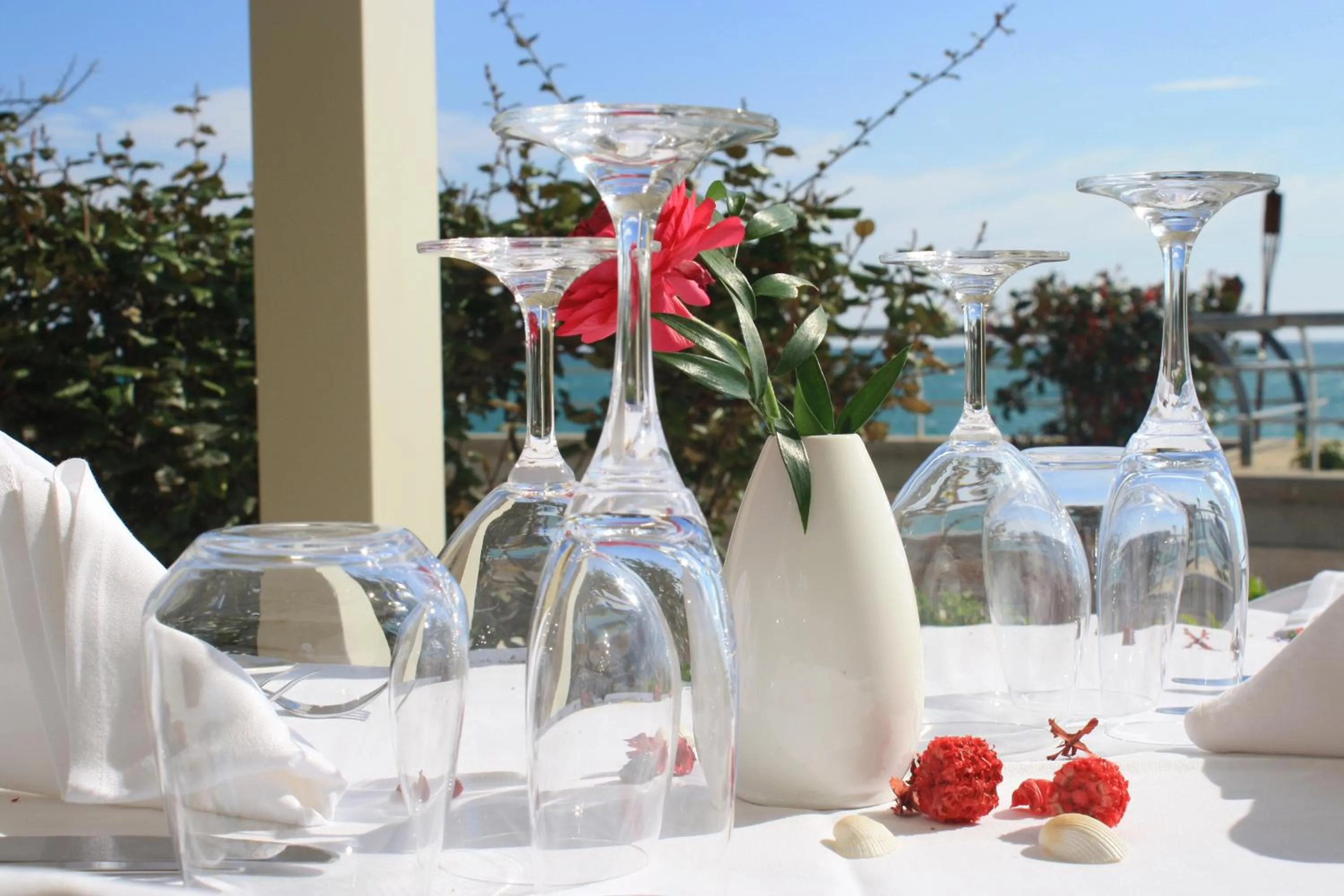 Restaurant/places to eat in Aregai Marina Hotel & Residence