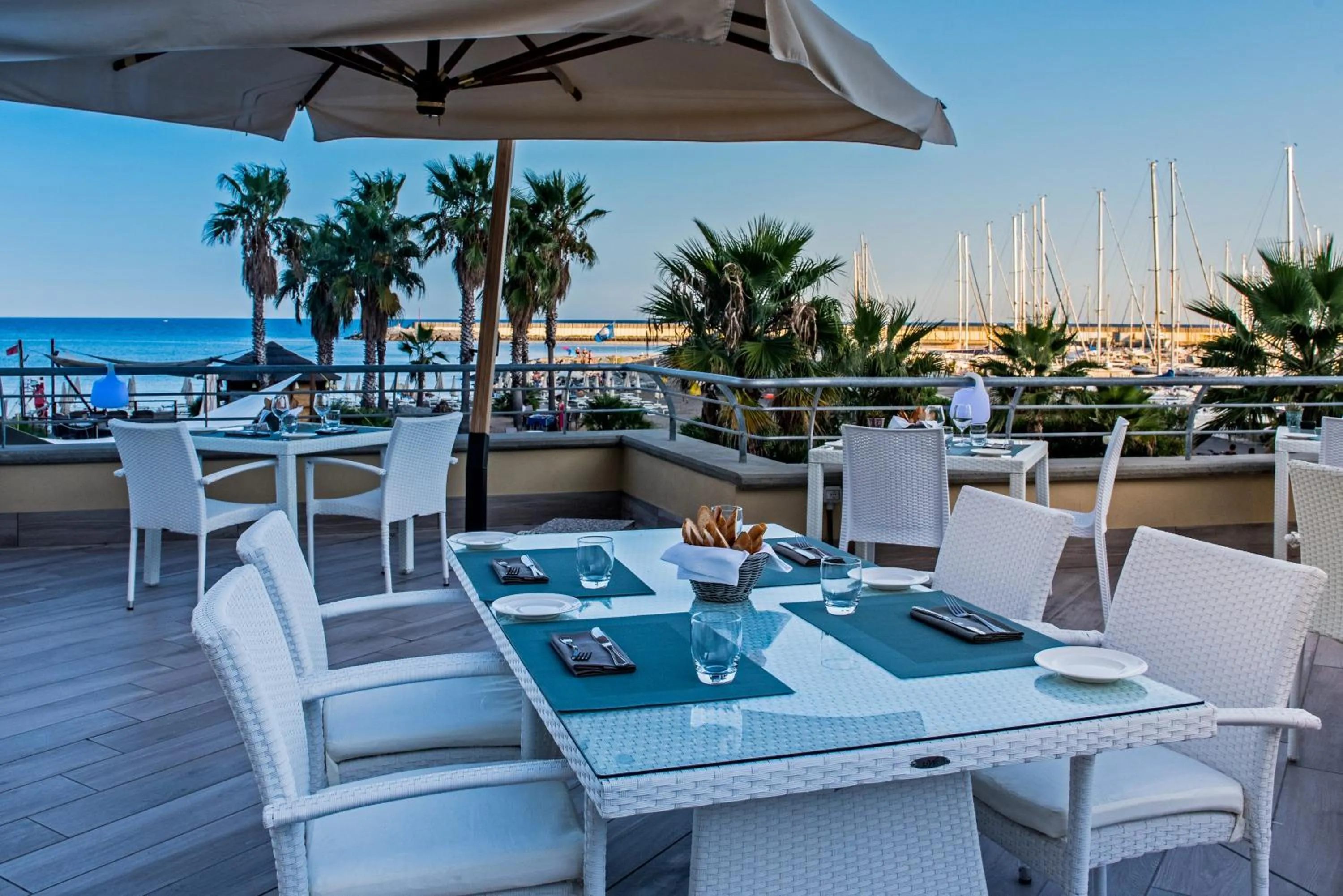 Restaurant/places to eat in Aregai Marina Hotel & Residence