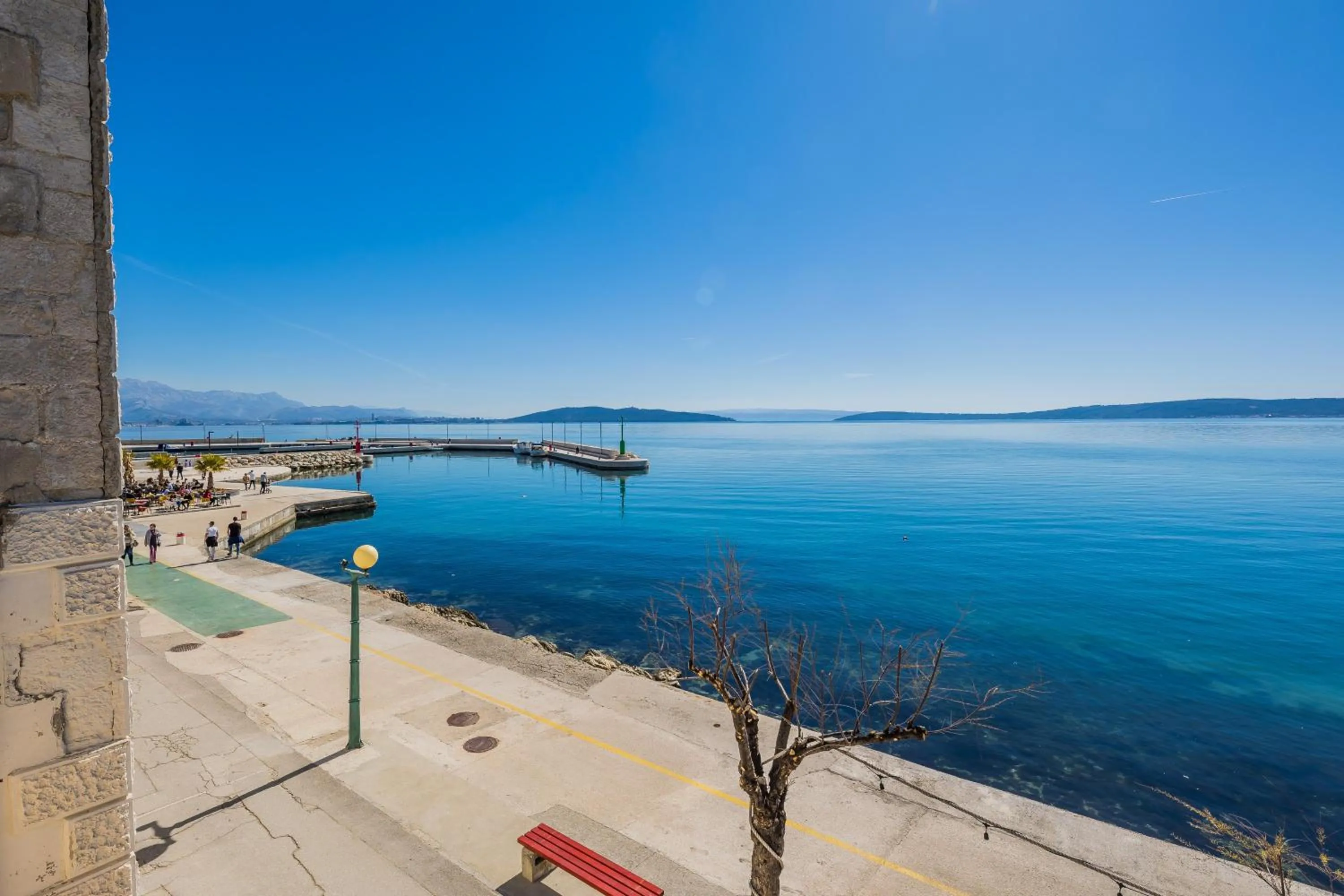 A1 - spacious apt on the seafront with terrace