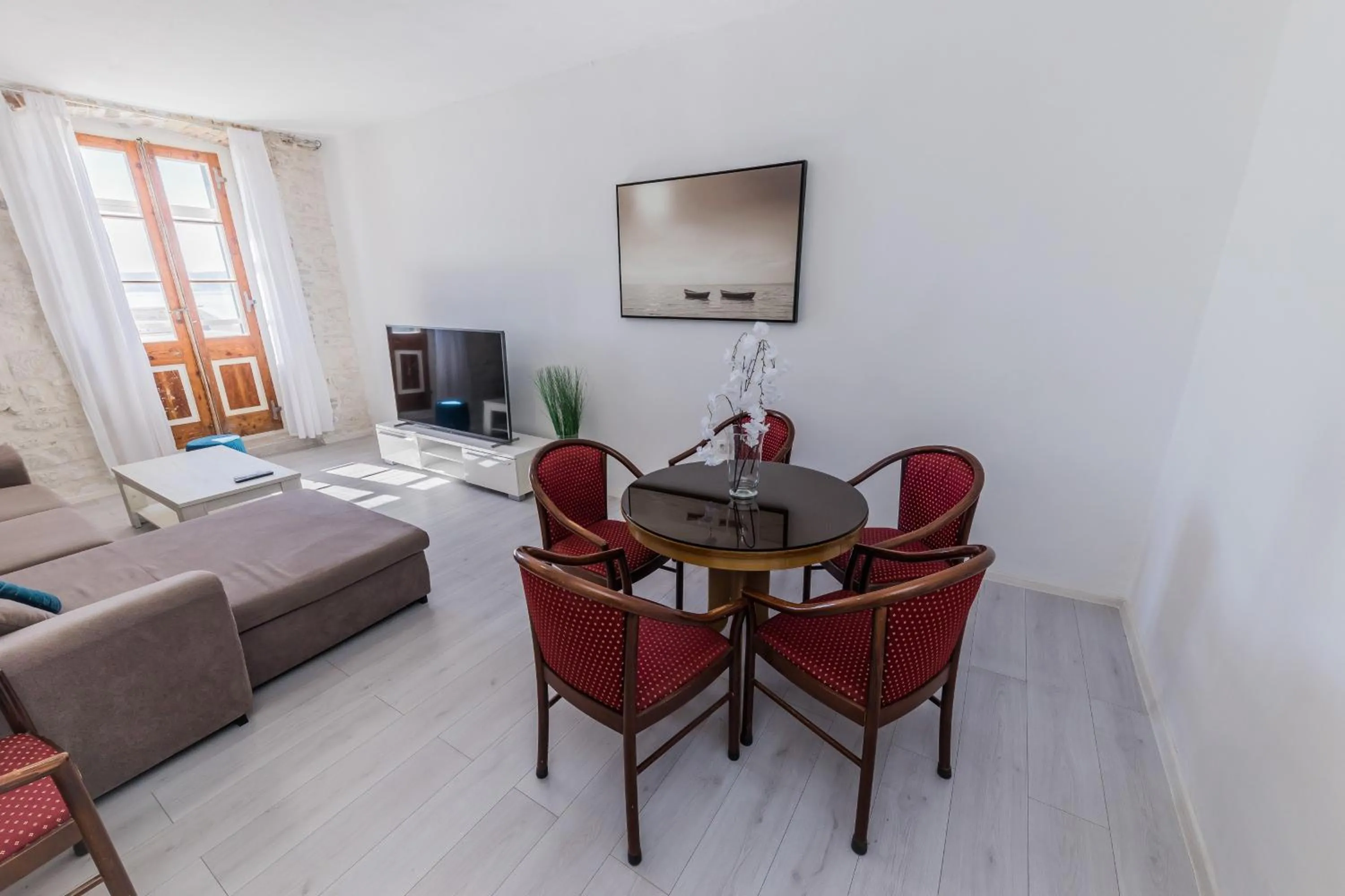 Bed in A1 - spacious apt on the seafront with terrace