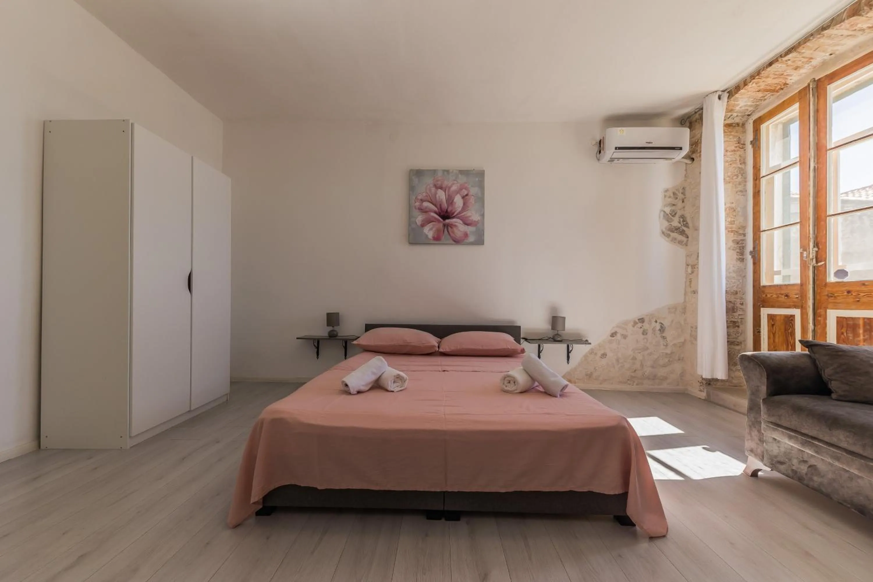 Bed in A1 - spacious apt on the seafront with terrace