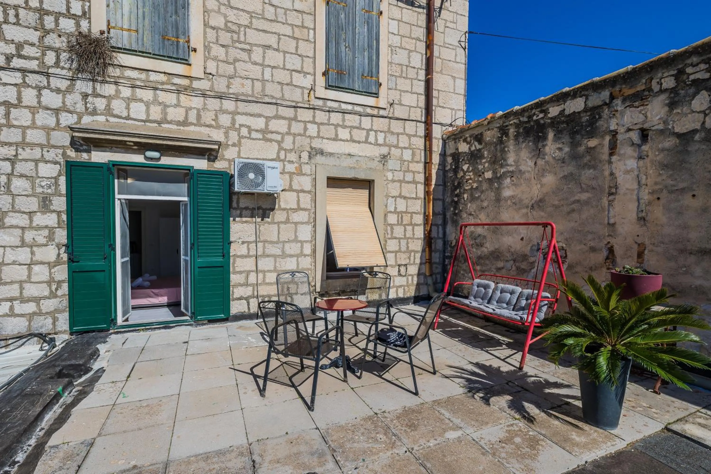 A1 - spacious apt on the seafront with terrace