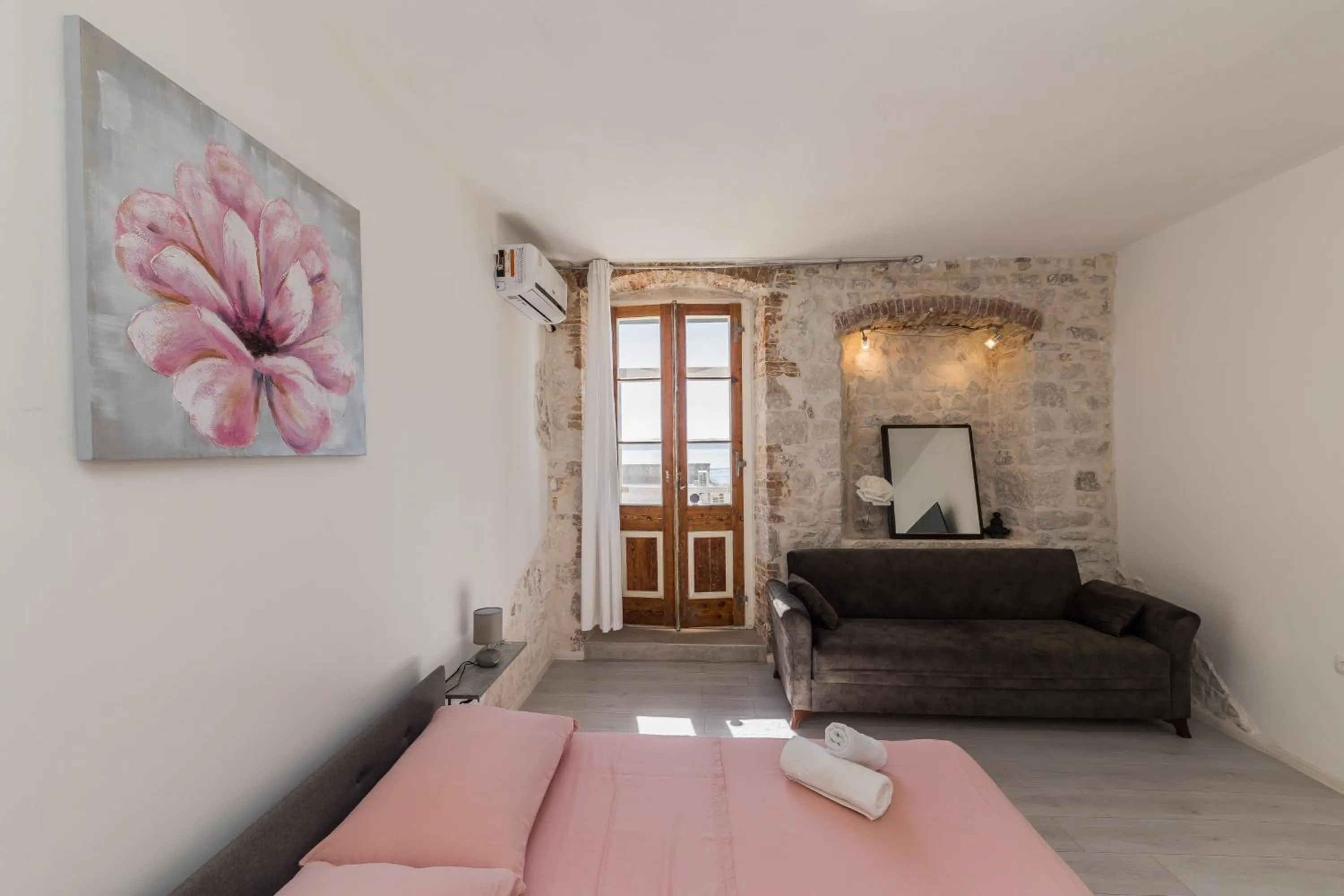 Bed in A1 - spacious apt on the seafront with terrace