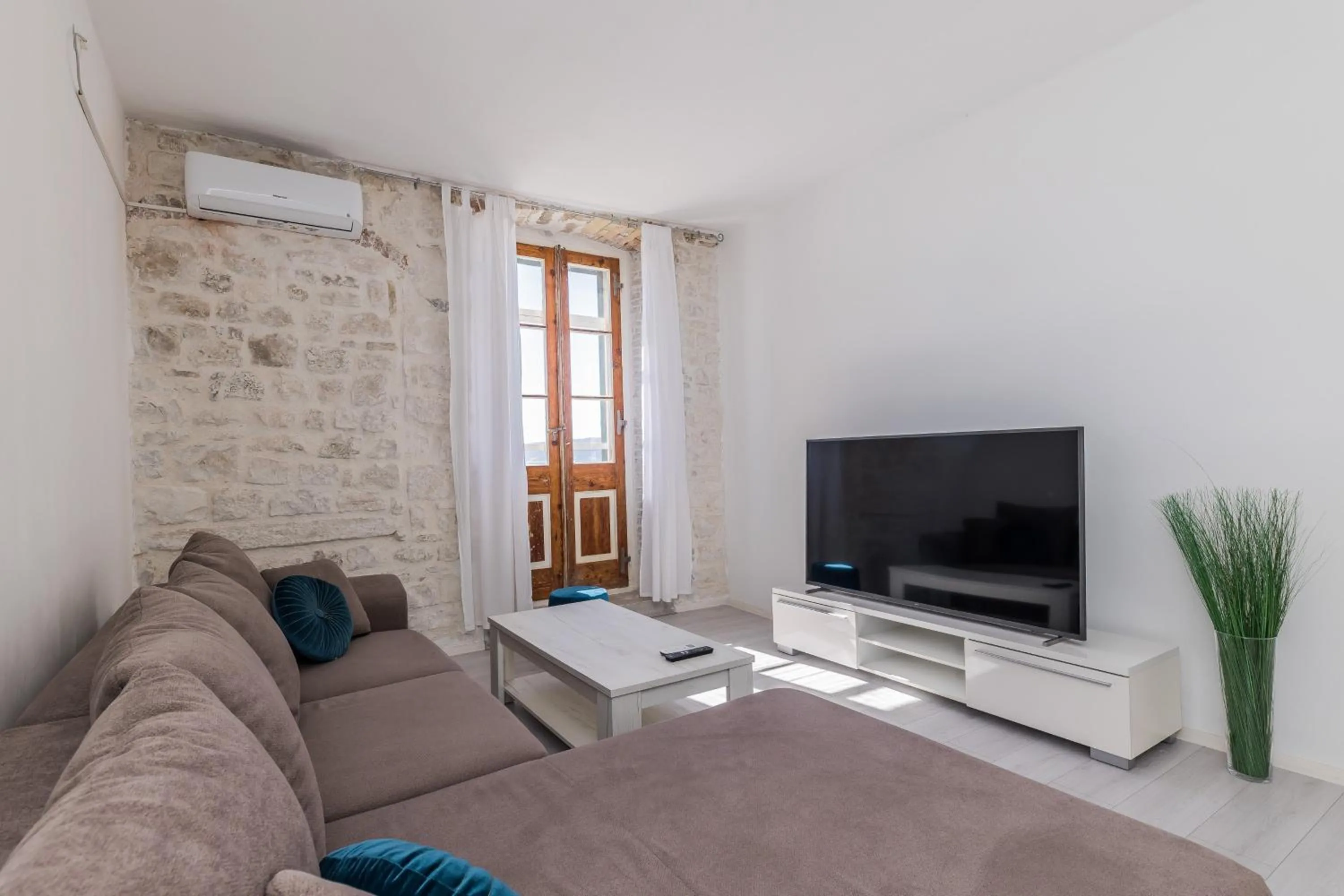 A1 - spacious apt on the seafront with terrace