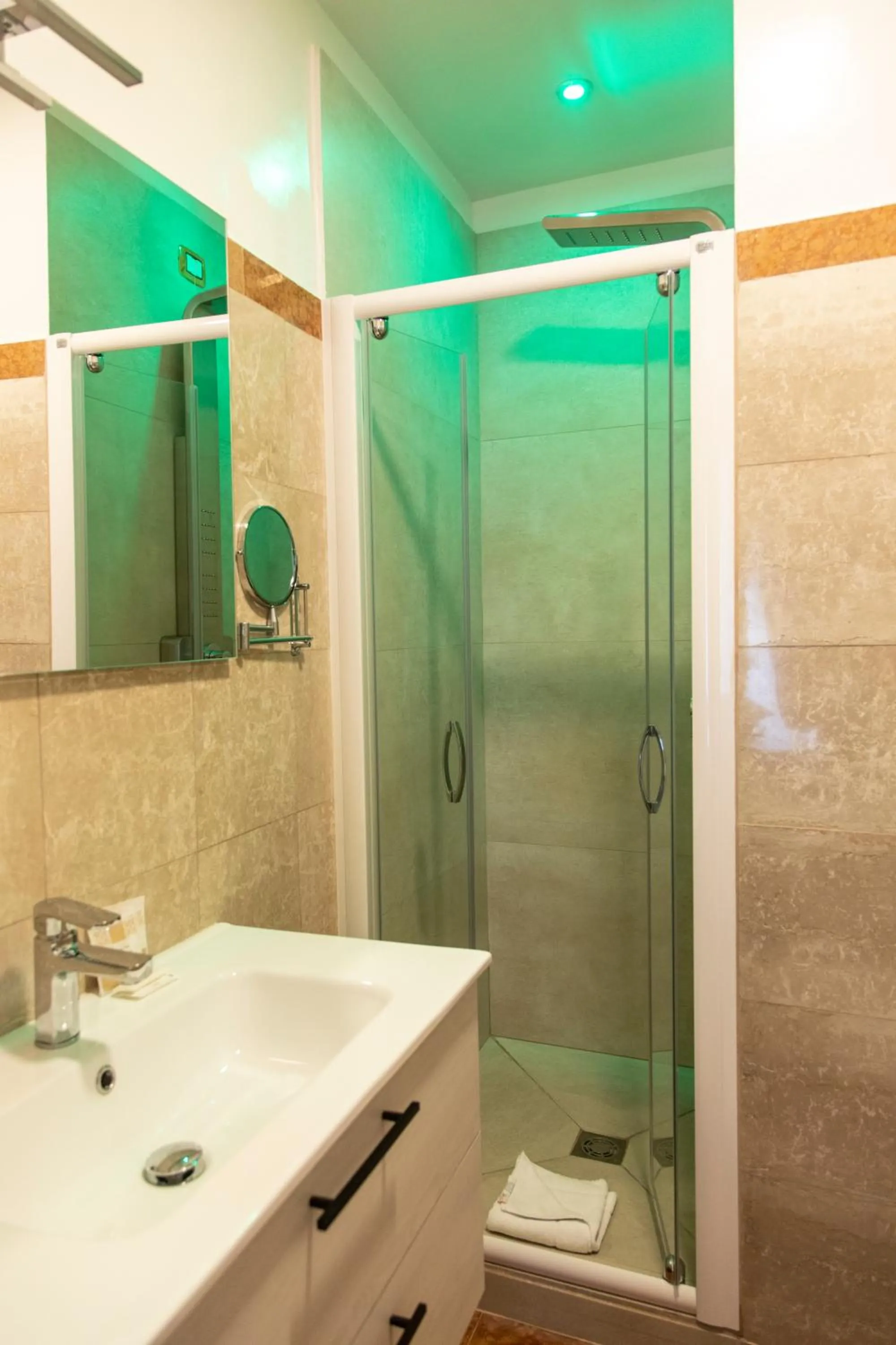 Shower in Hotel Cinquantatre