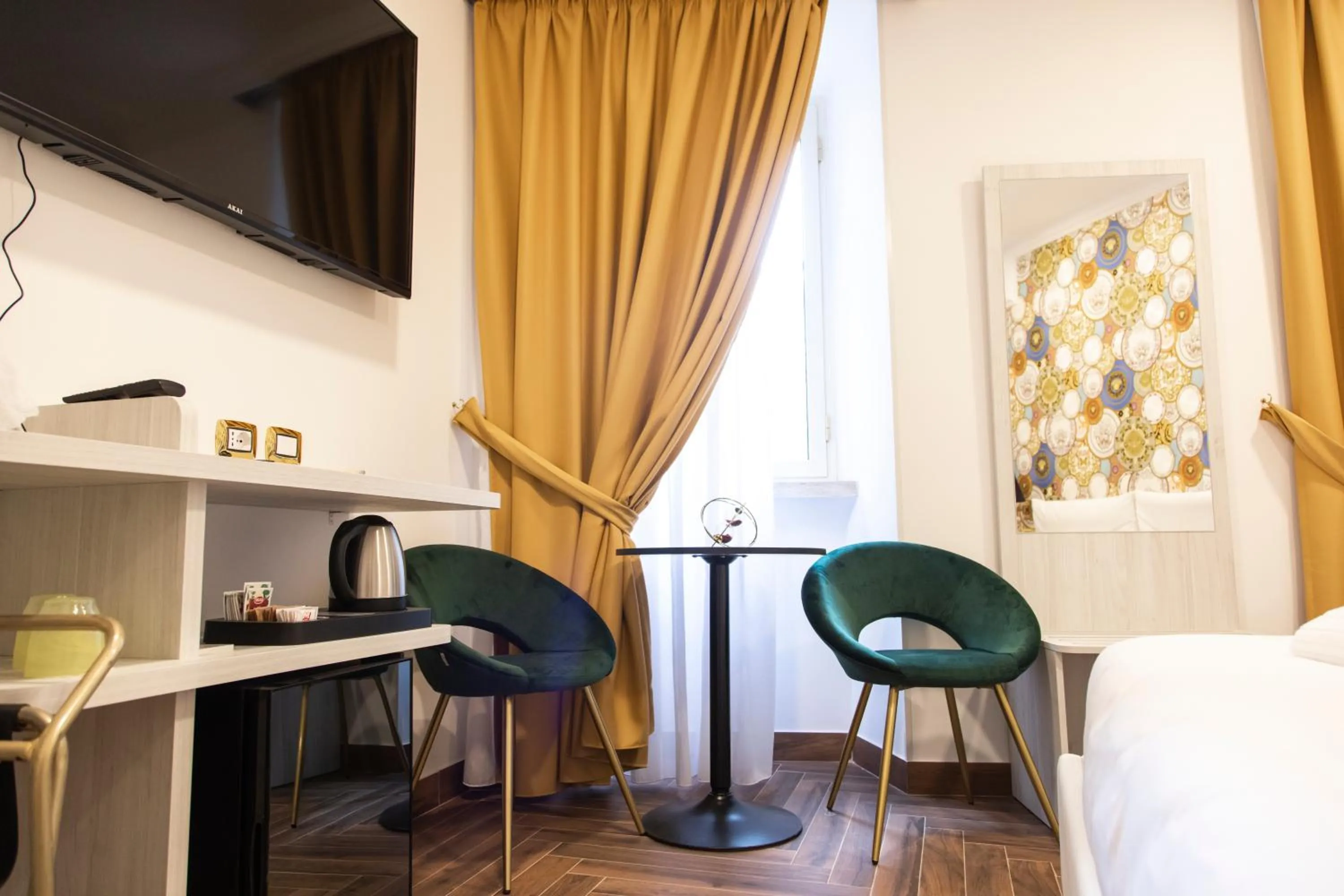 View (from property/room), Bed in Hotel Cinquantatre