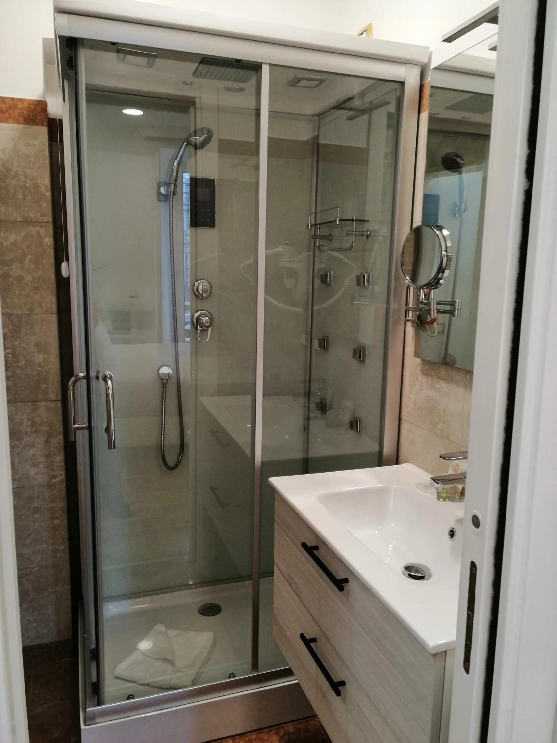 Shower in Hotel Cinquantatre