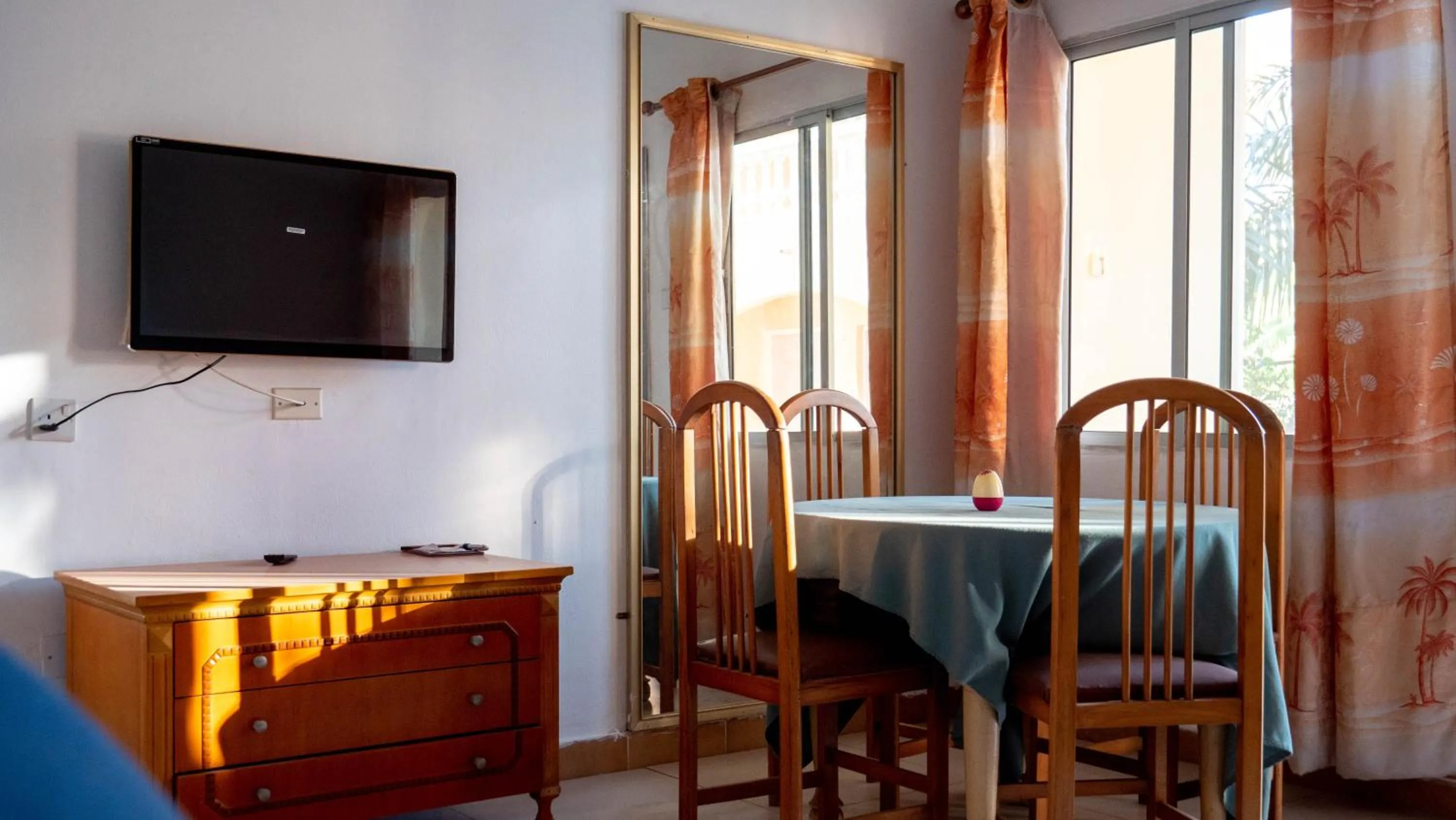 Communal lounge/ TV room in Cape Point Hotel