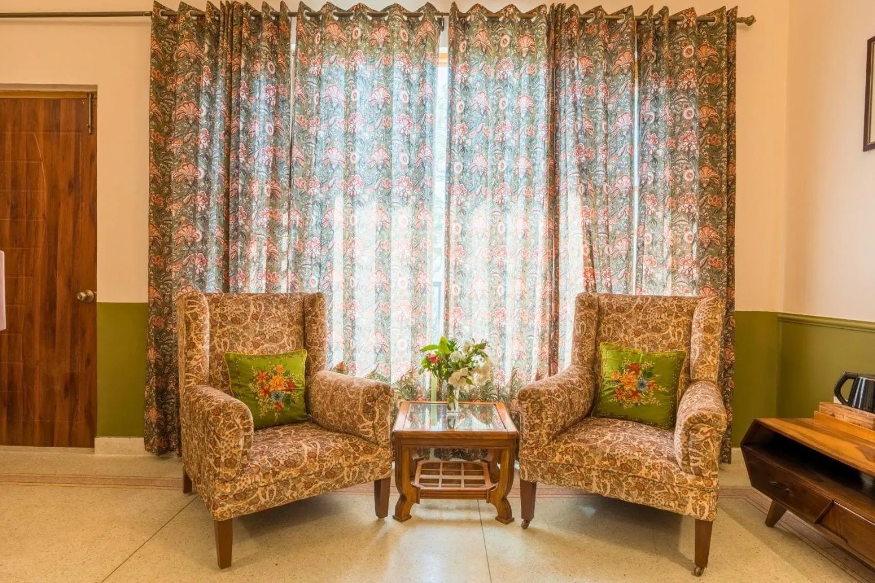 Seating area in Seclude Nahan, Bantony Cottage