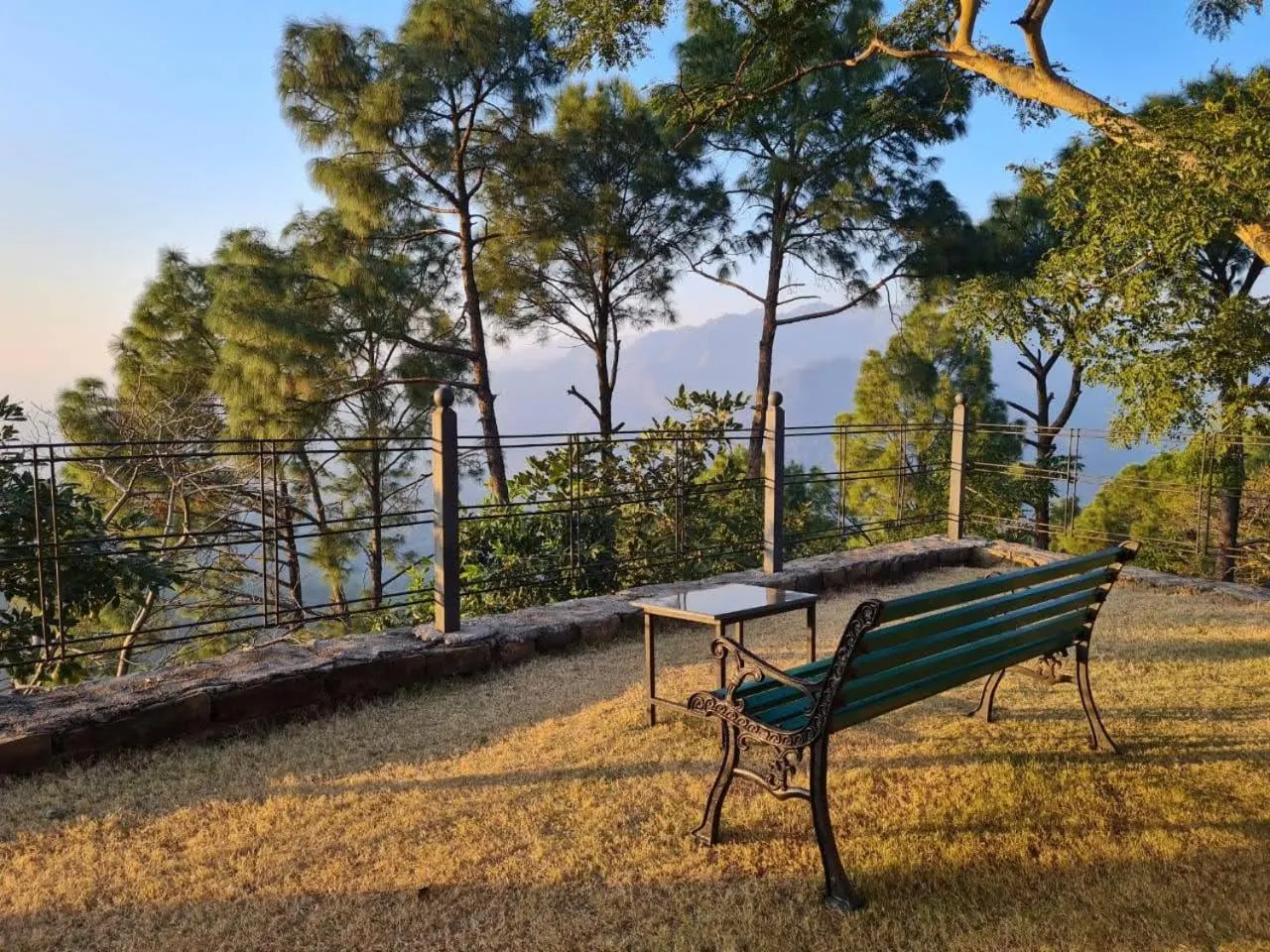 Mountain view in Seclude Nahan, Bantony Cottage