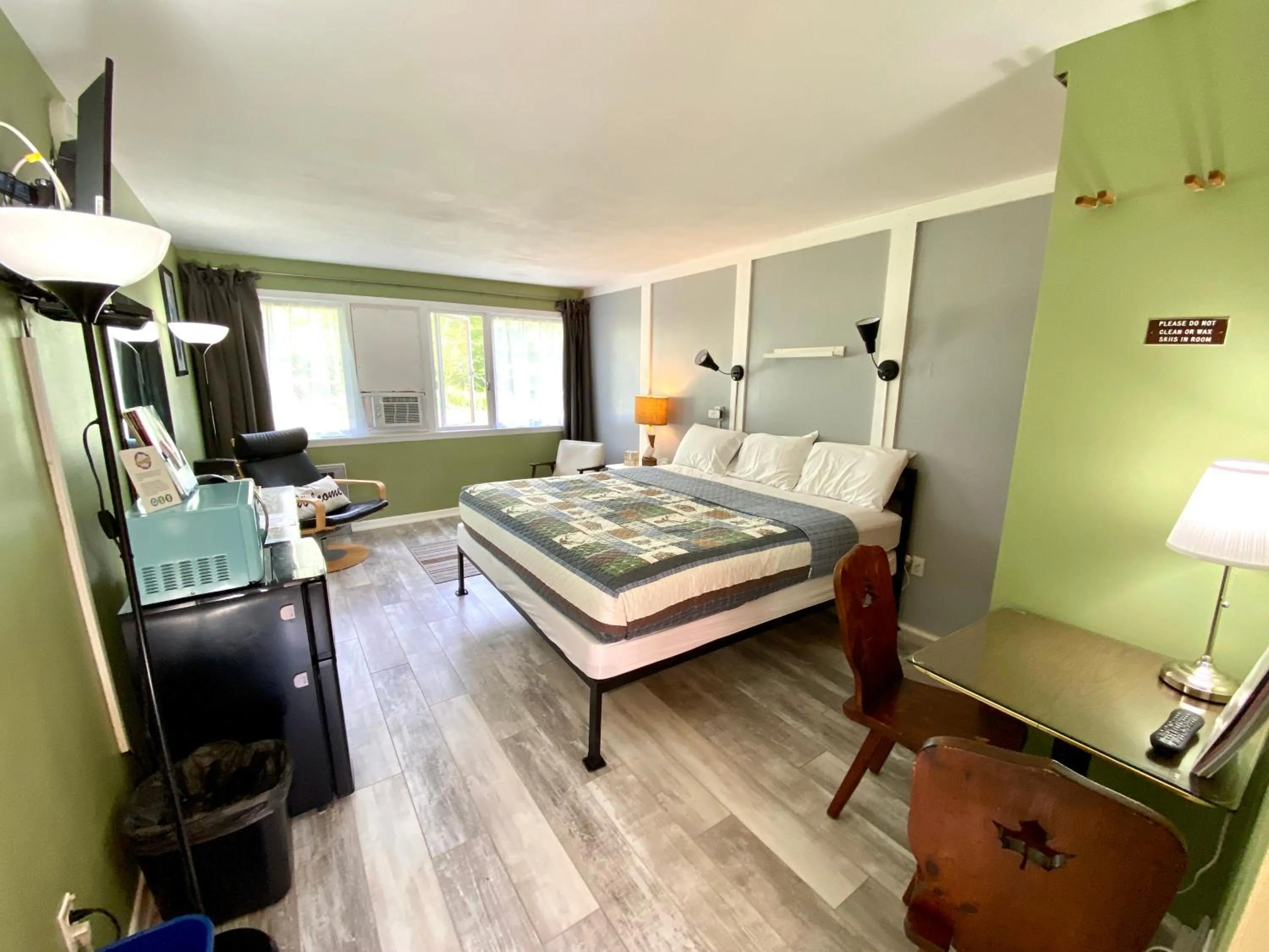 King Room in Snowdon Chalet Motel