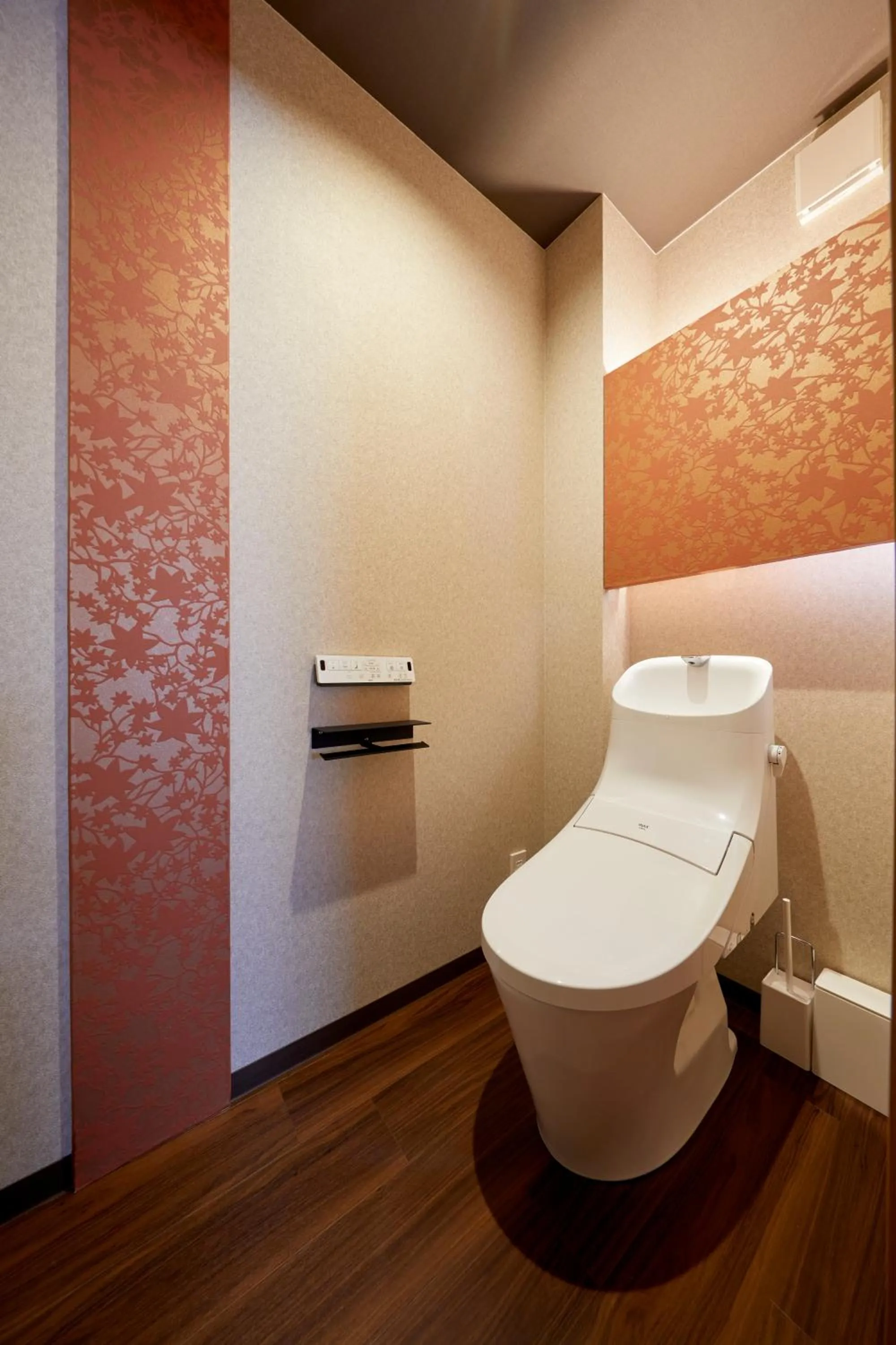 Toilet in 古今 天下茶屋 with a private parking lot and a half open-air bath and direct to KIX