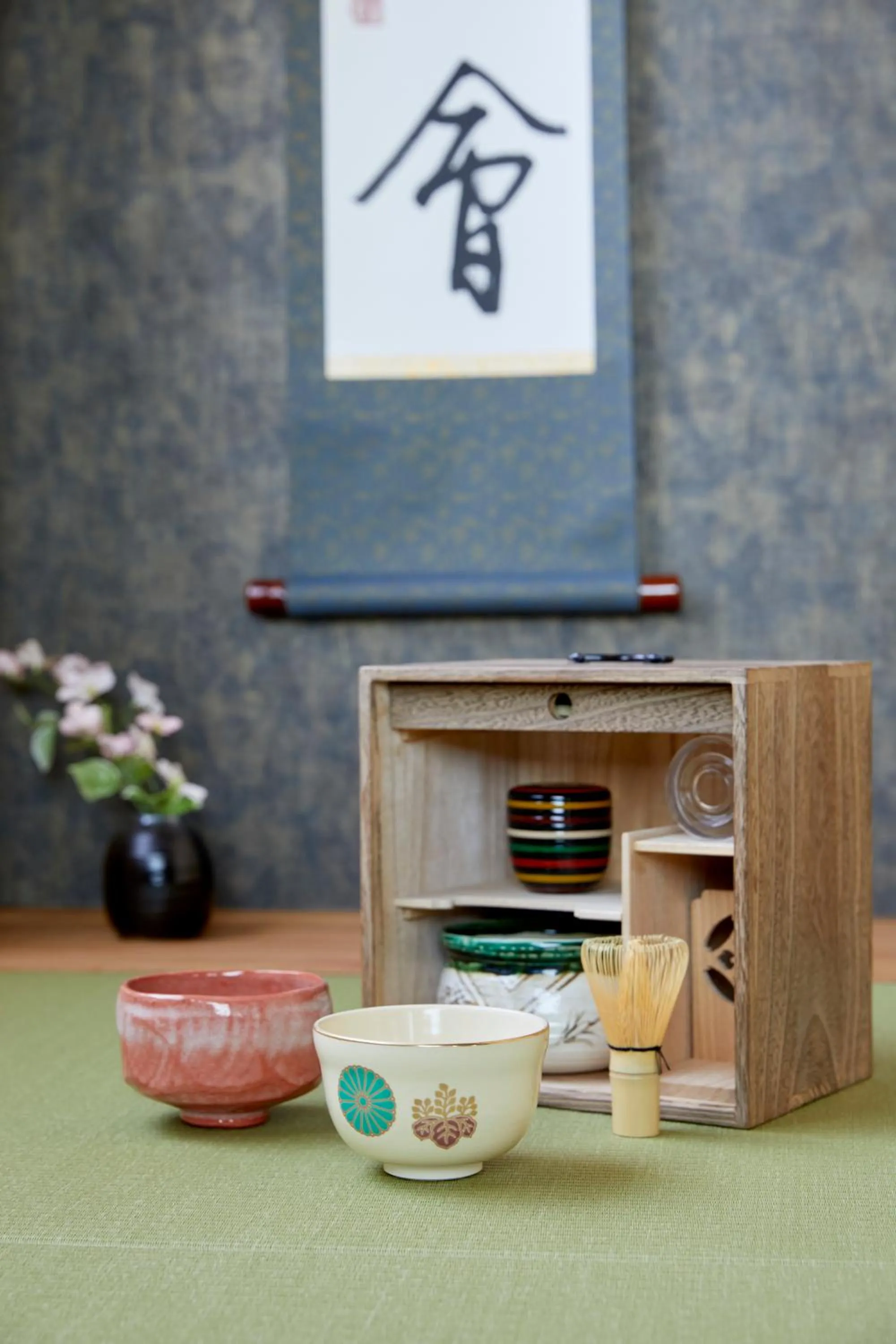 Living room in 古今 天下茶屋 with a private parking lot and a half open-air bath and direct to KIX