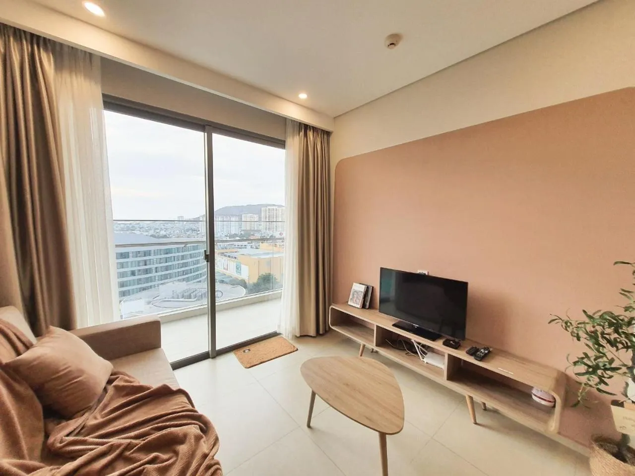 Communal lounge/ TV room in Ken's House -The Sóng Condotel Vũng Tàu