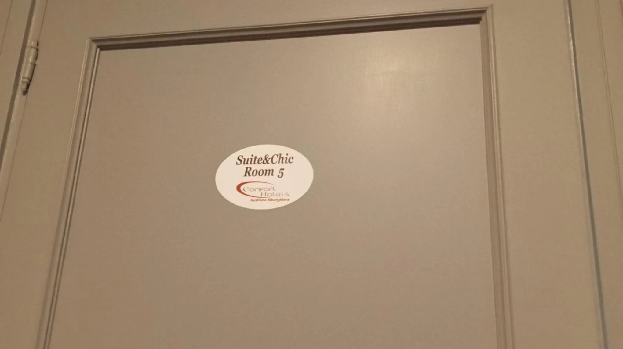 Property logo or sign in Cconforthotels Suite&Chic