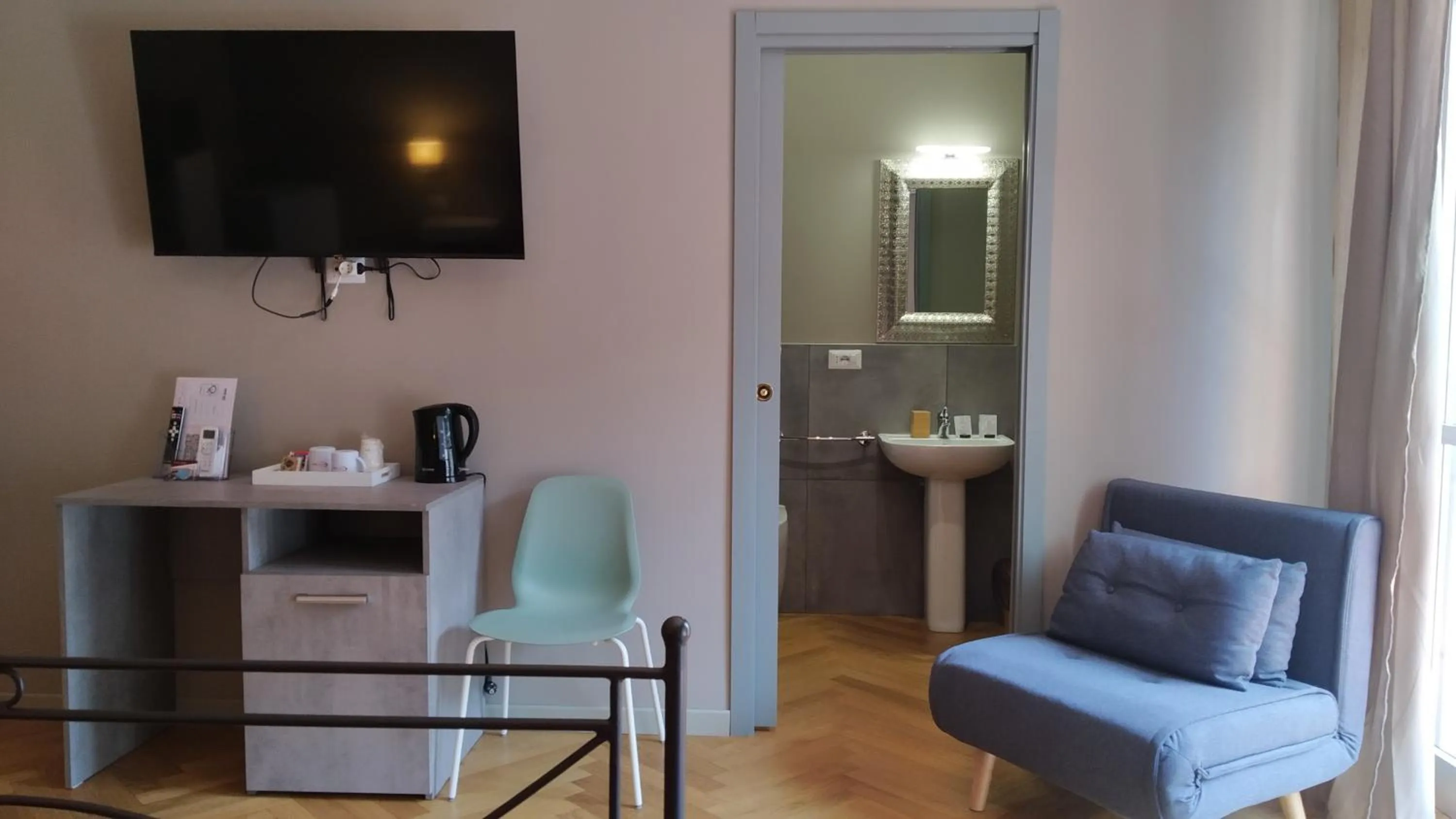 TV and multimedia in Cconforthotels Suite&Chic