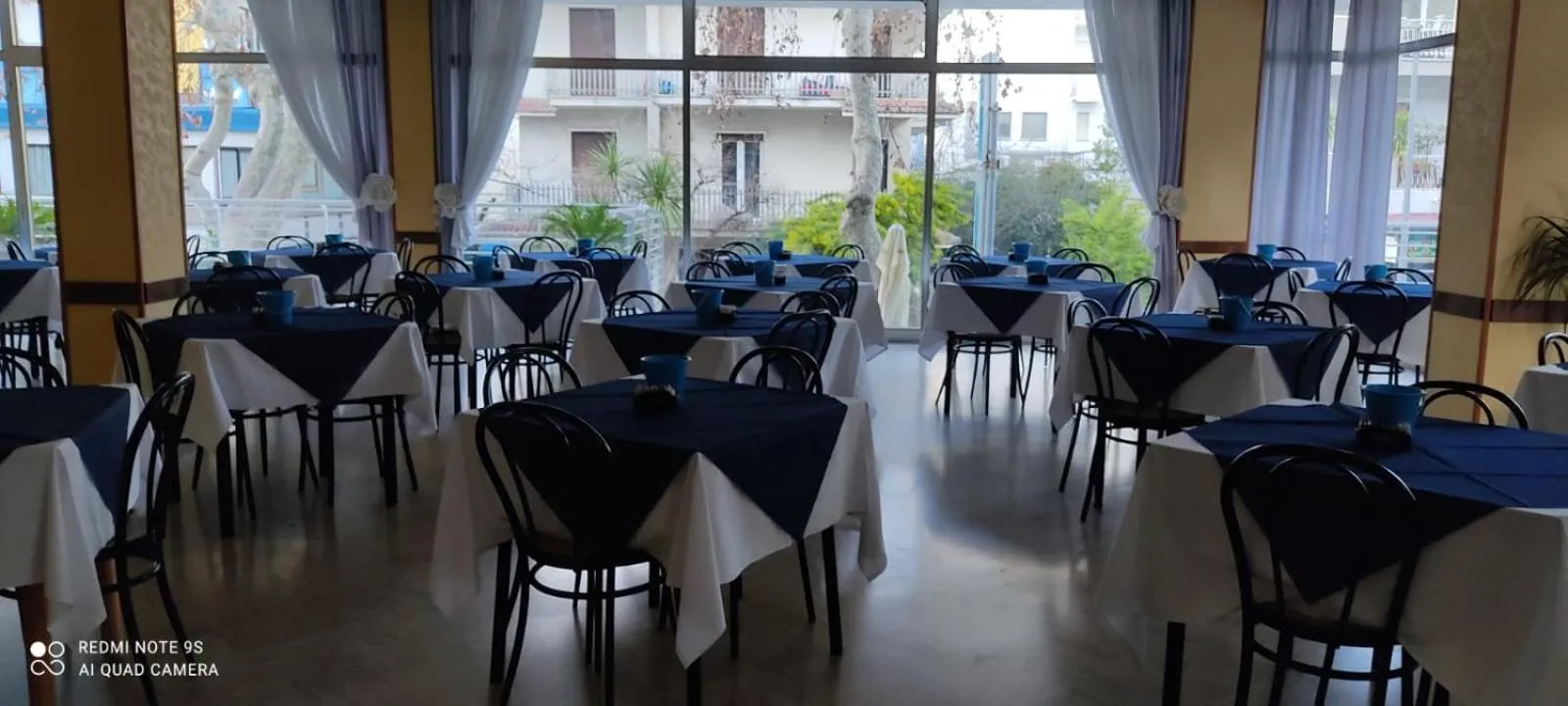 Restaurant/Places to Eat in HOTELHALFMOON