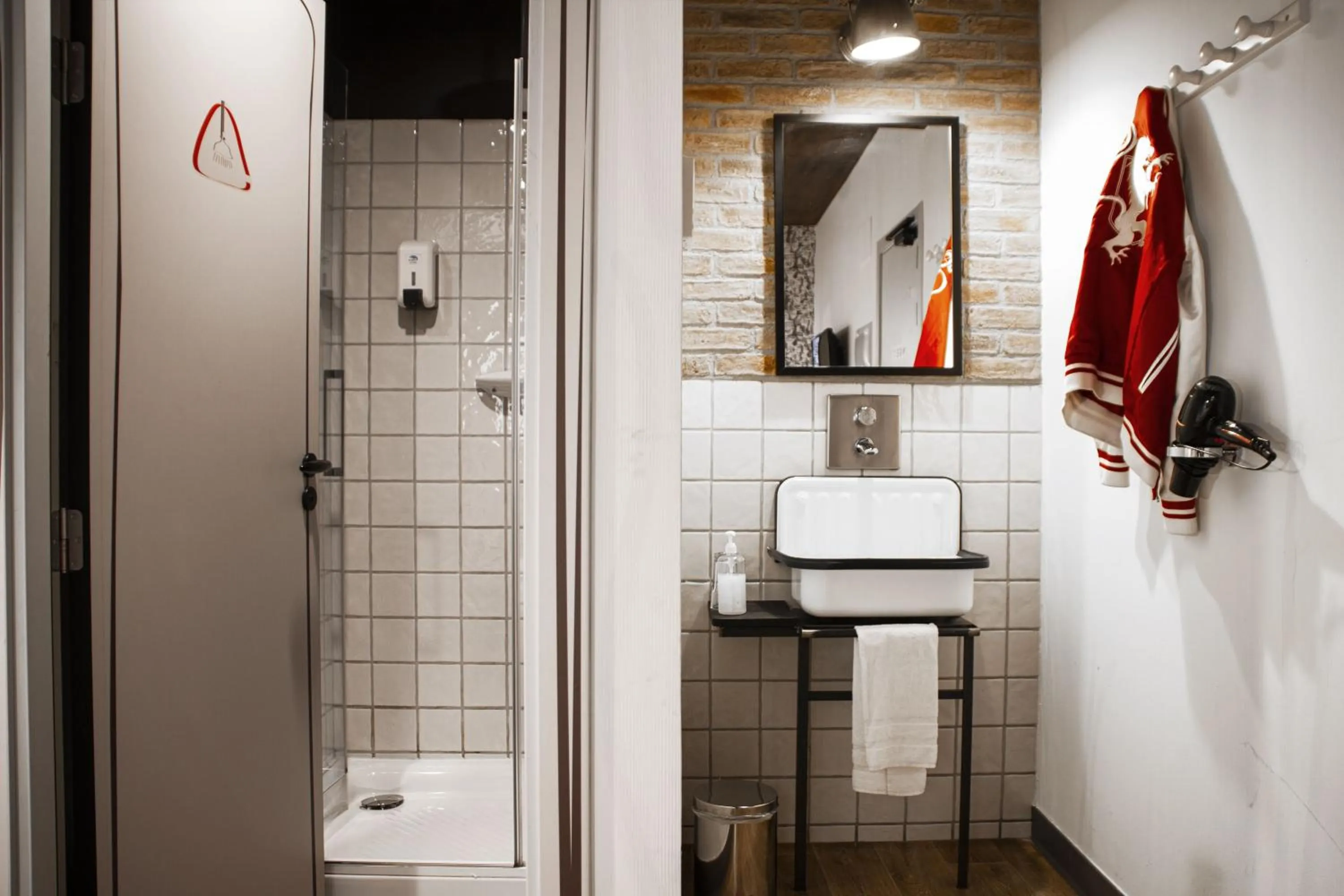 Bathroom in room00 Chueca Hostel