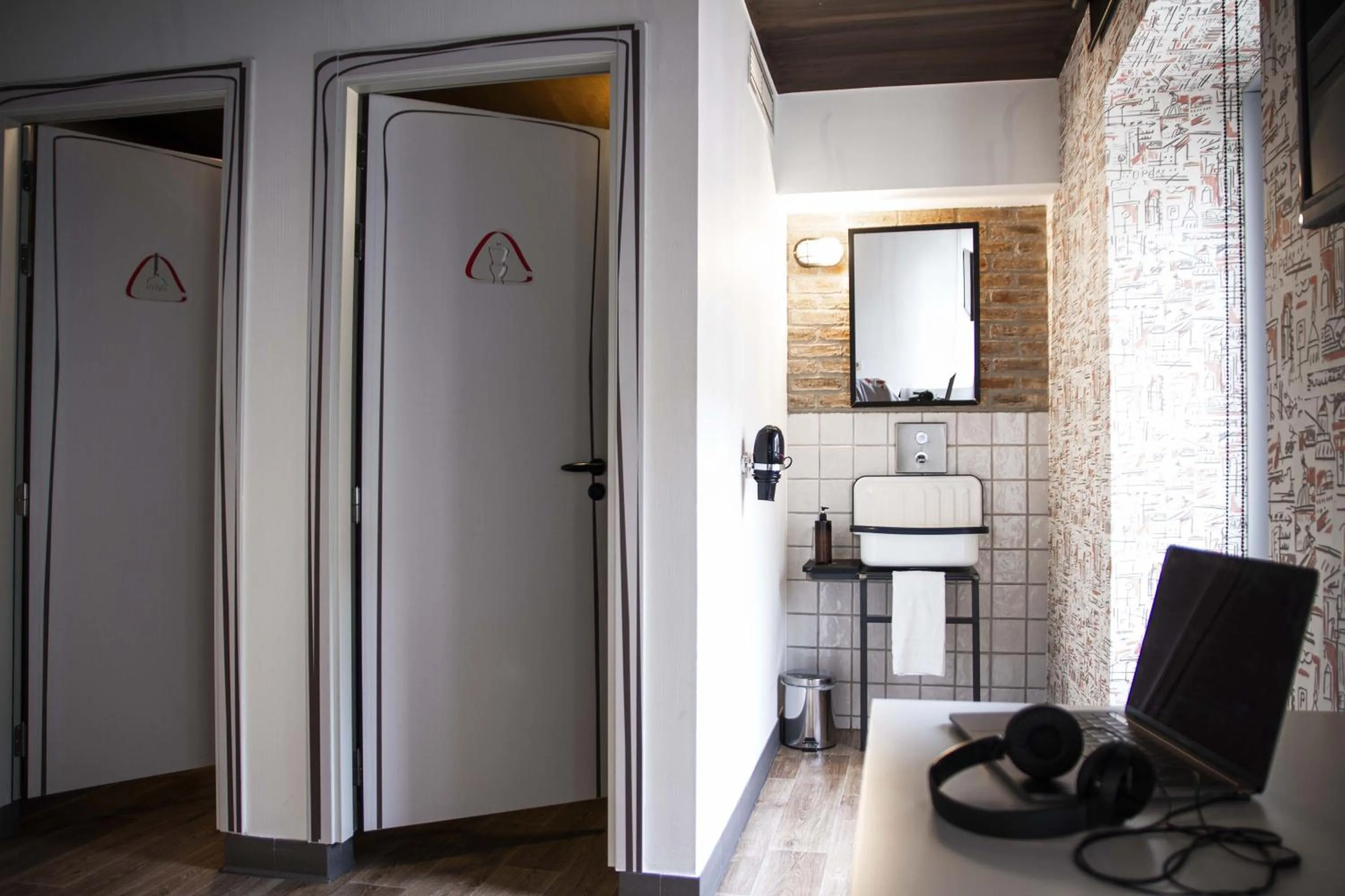 Bathroom in room00 Chueca Hostel