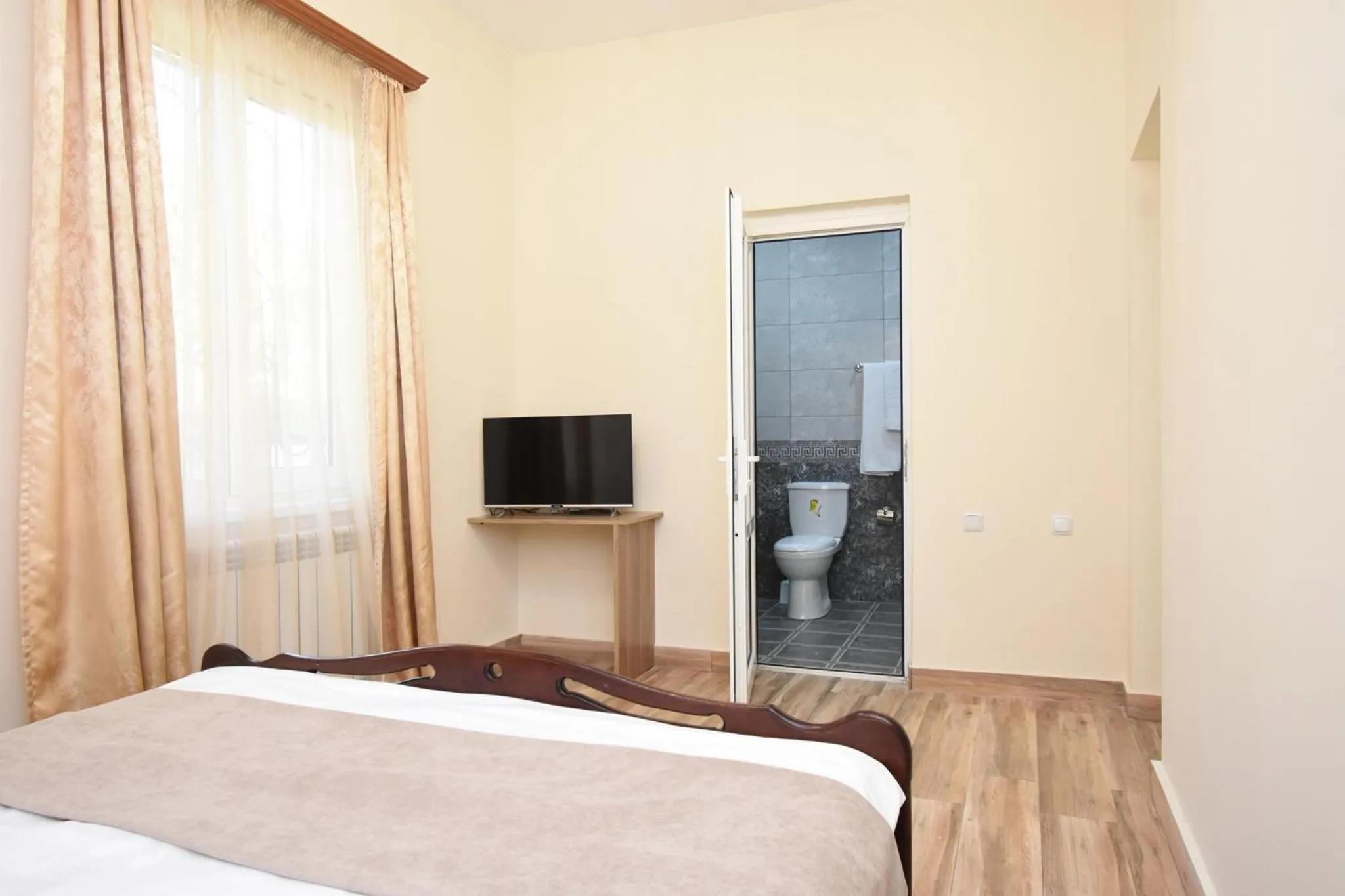 Communal lounge/ TV room, Bed in Forest Hills