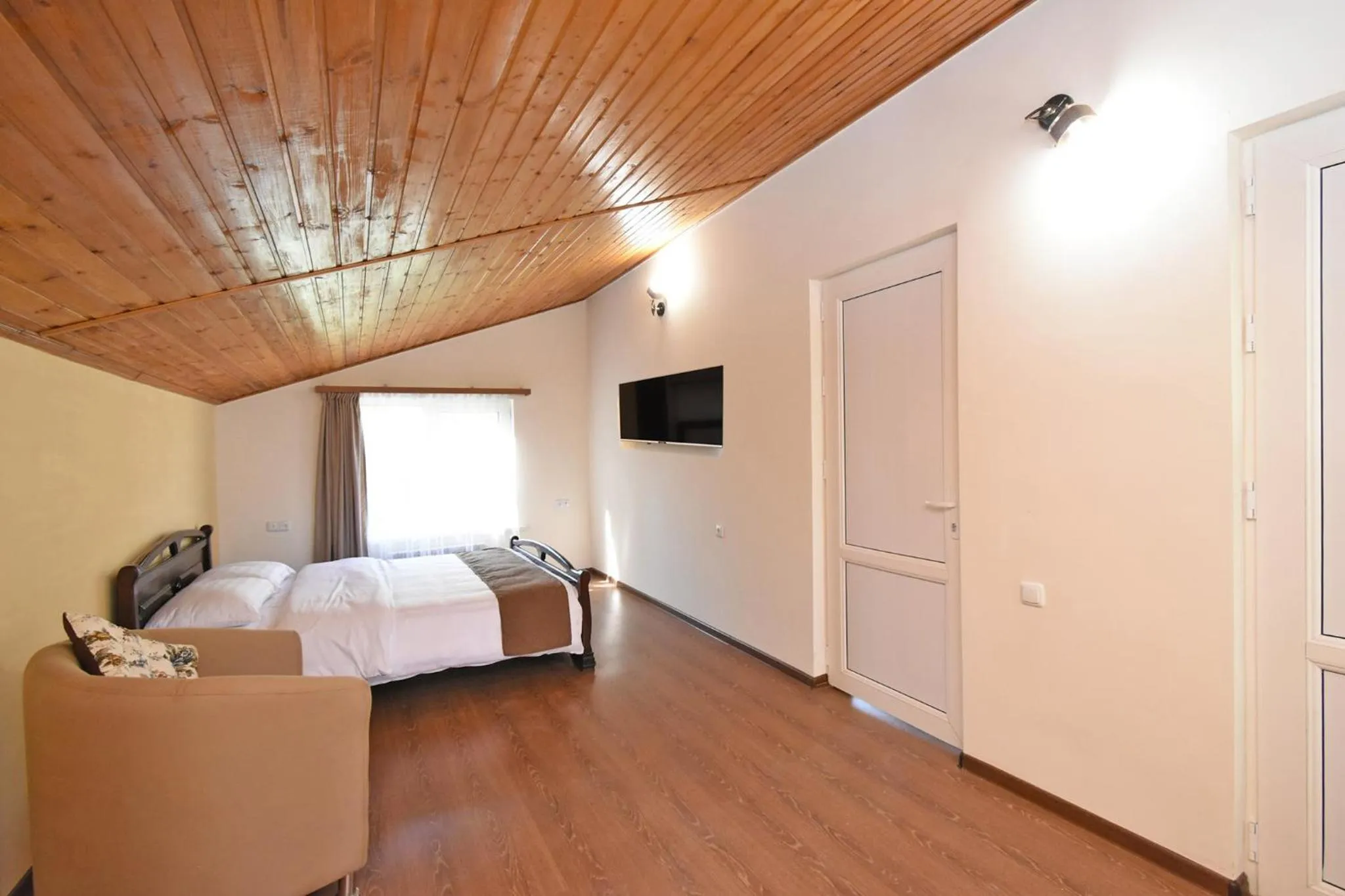 Photo of the whole room, Bed in Forest Hills