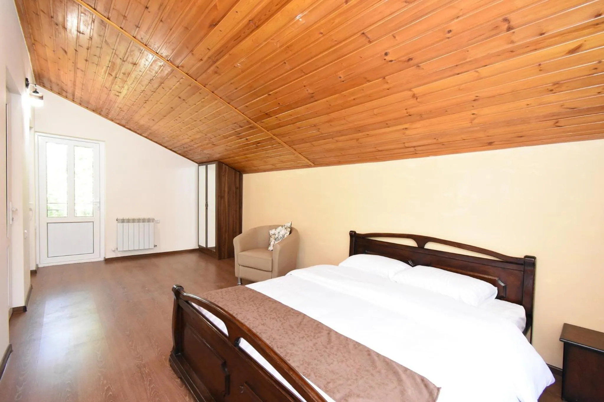 Photo of the whole room, Bed in Forest Hills