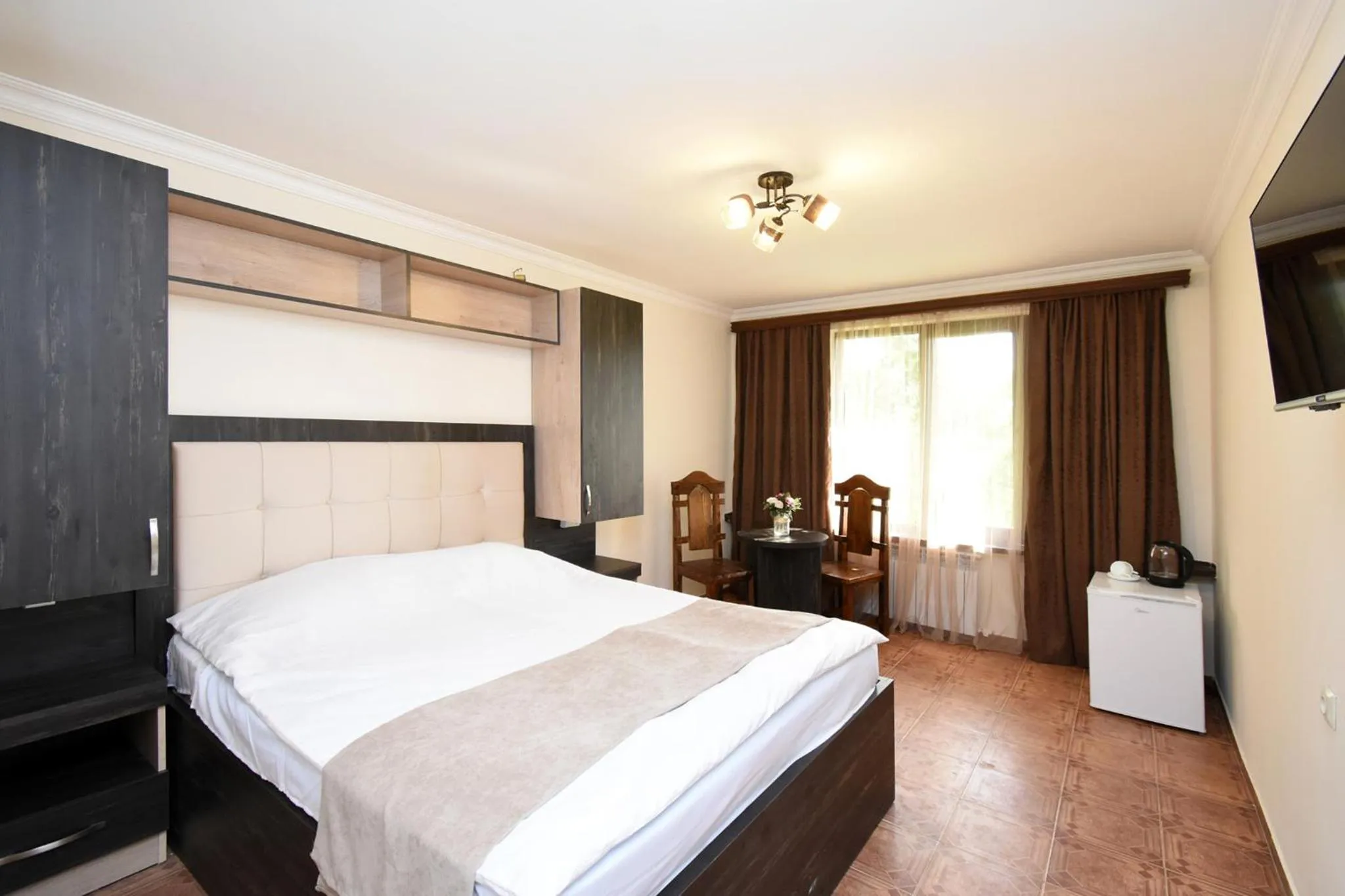 Photo of the whole room, Bed in Forest Hills