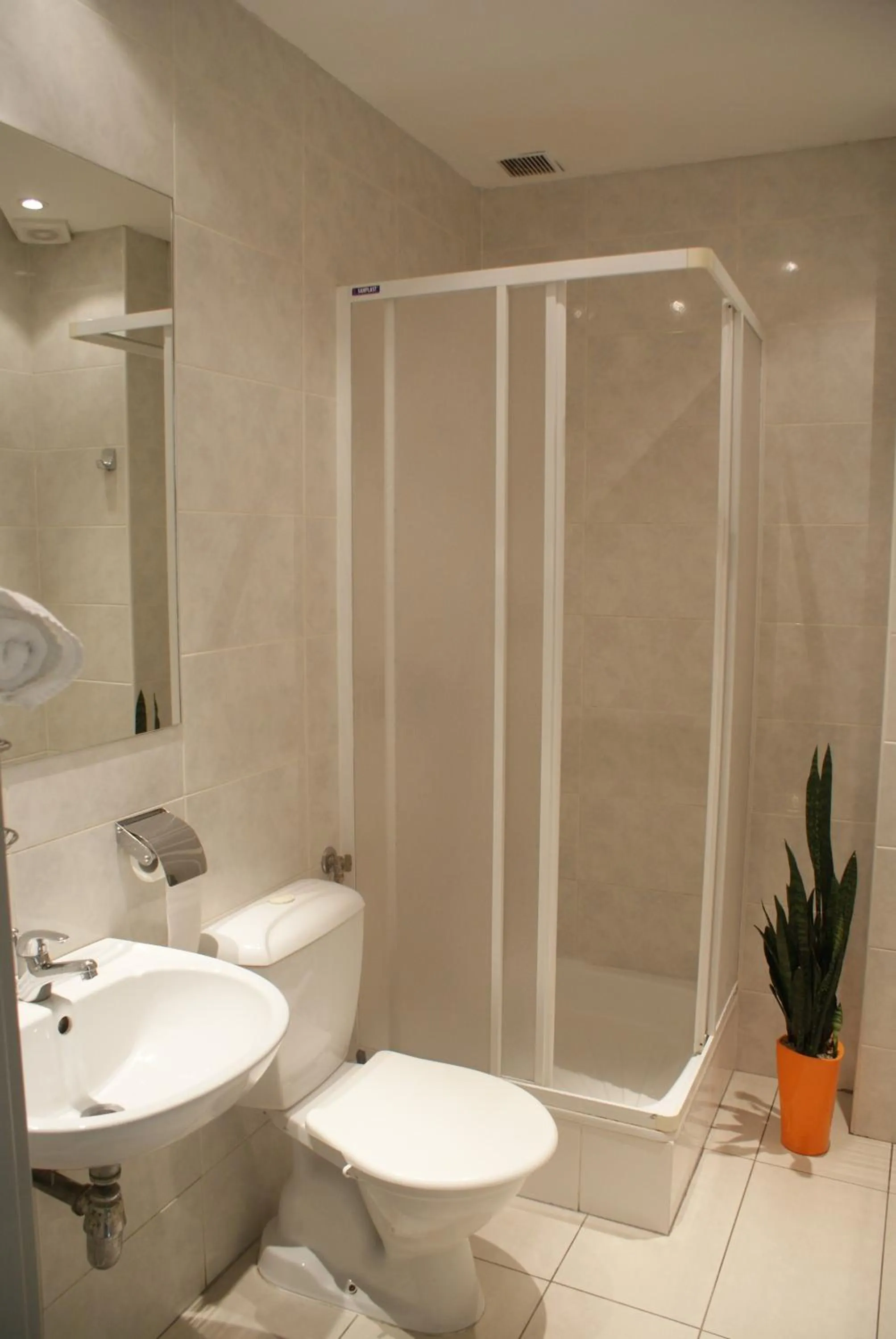 Bathroom in Hotel Monttis