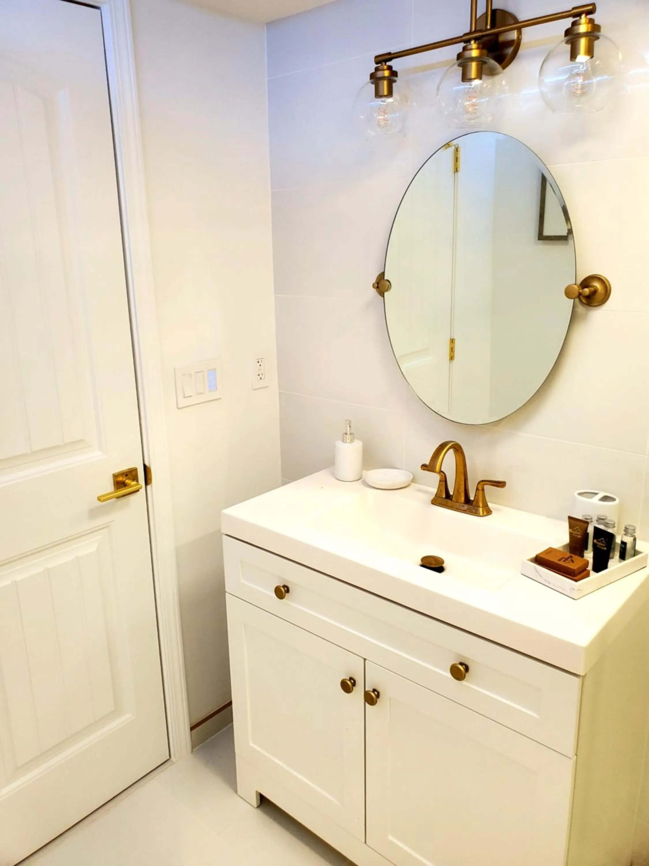 Bathroom in Cozy 3br/2bath vacation house at Lake Travis