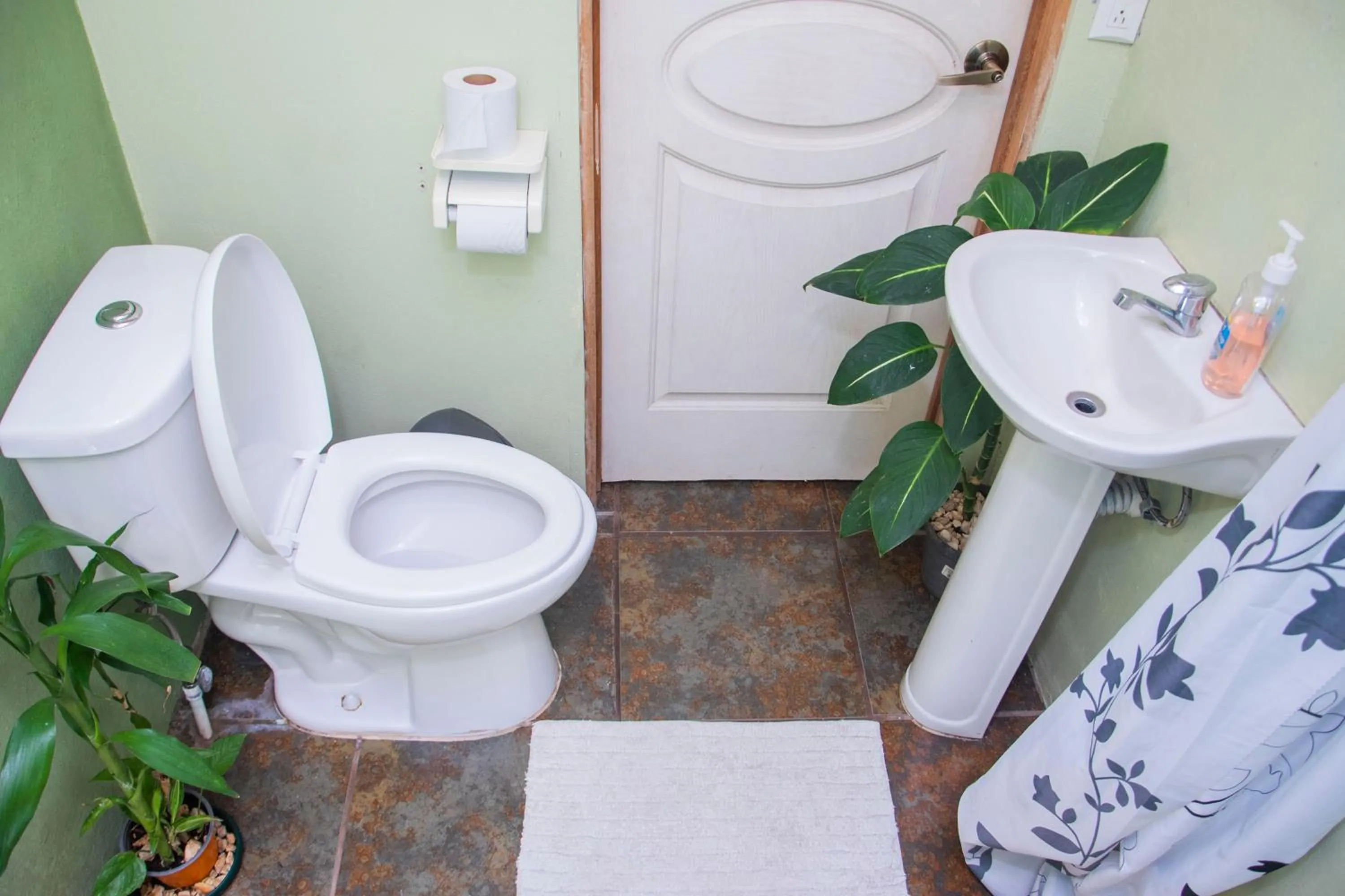Bathroom in Gardens House, Airport Juan Santamaría, Alajuela, San José