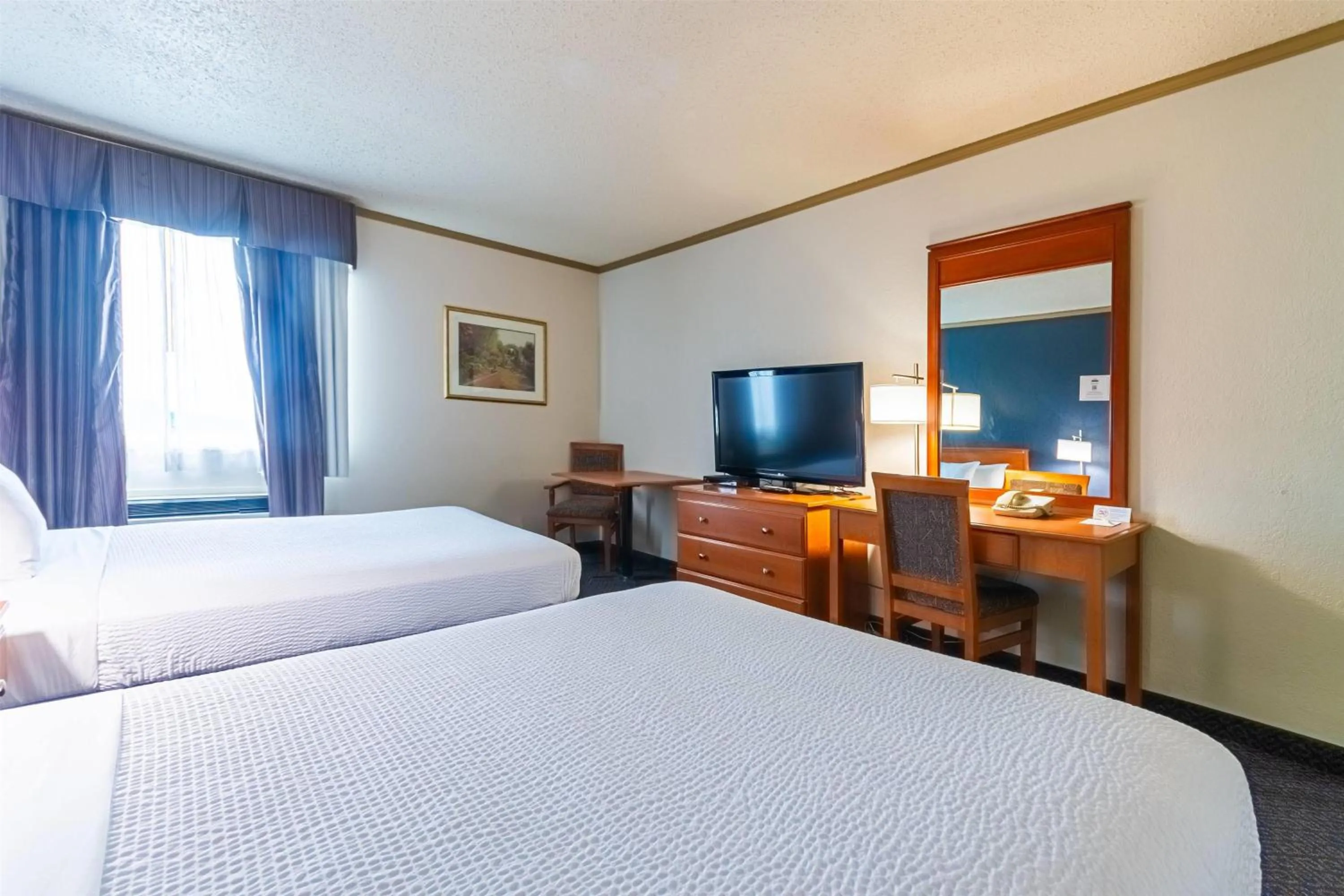 Photo of the whole room, Bed in Days Inn by Wyndham Drayton Valley