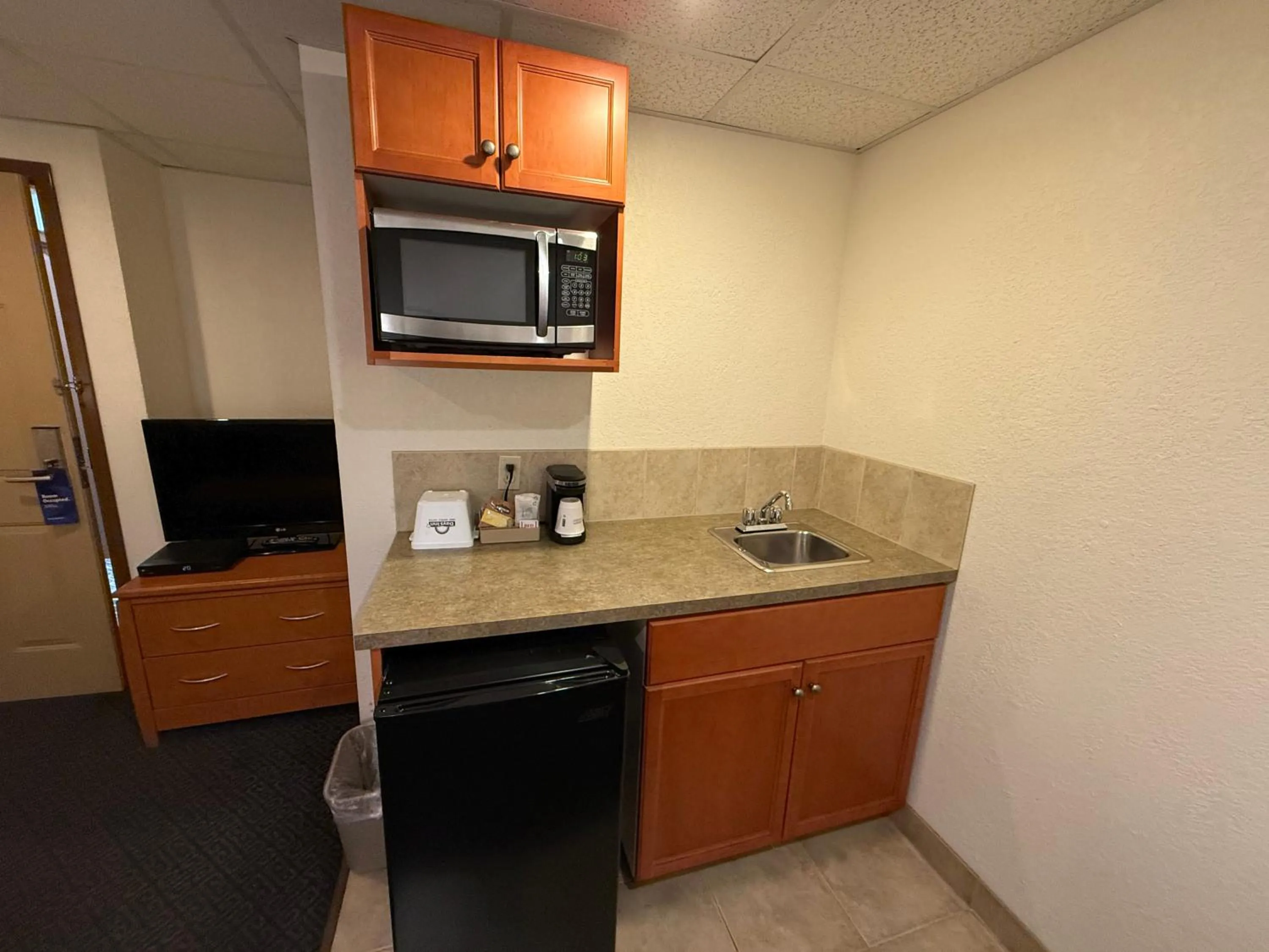 Kitchen or kitchenette in Days Inn by Wyndham Drayton Valley