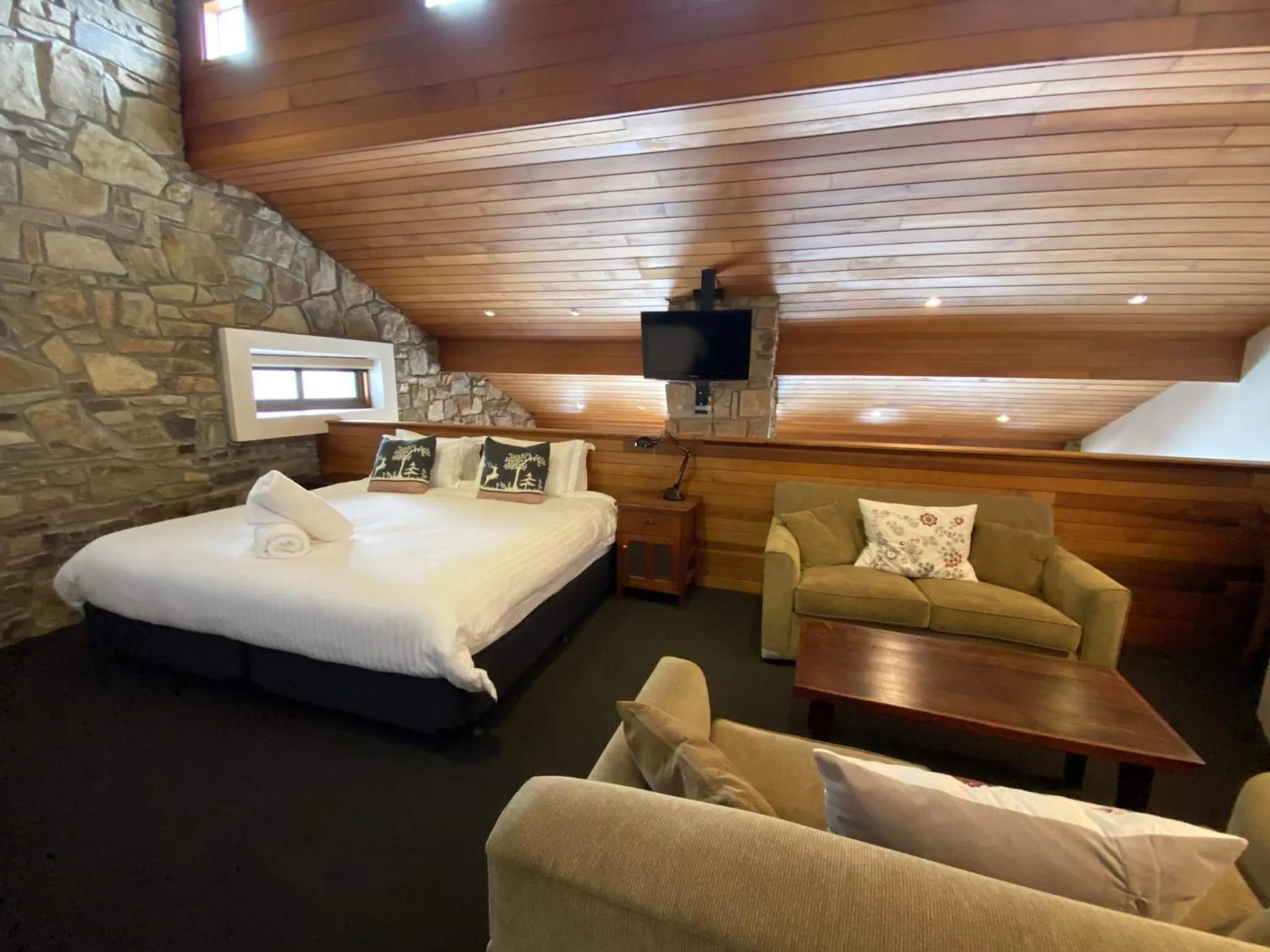 Bedroom, Bed in Alpine Woodsmoke Apartments